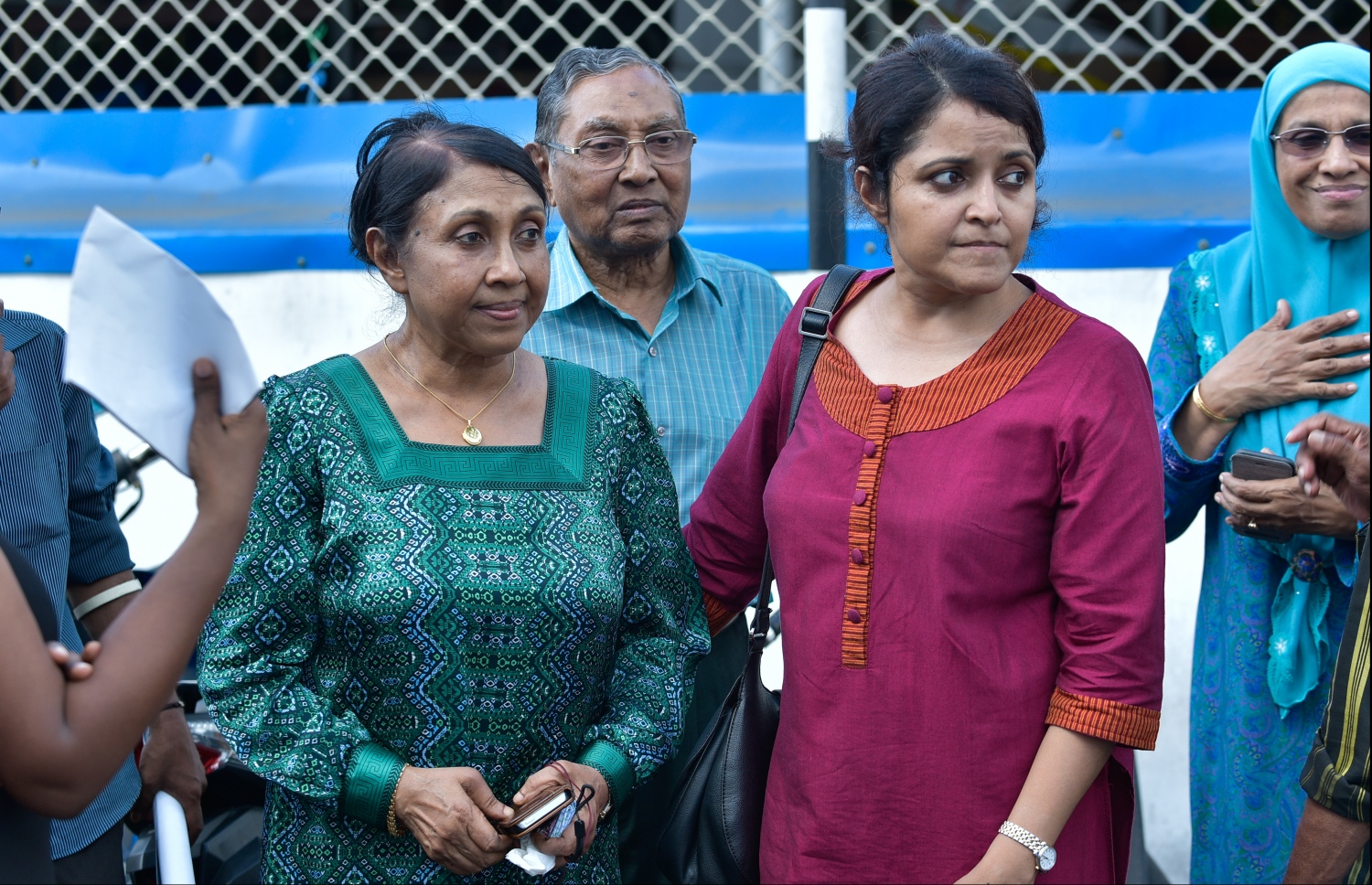 މައުމޫންގެ އަނބިކނަބަލުން ނަސްރީނާ އާއި ދަރިކަނބަލުން ޔުމްނާ މައުމޫން އަދި ނަސްރީނާގެ ބޭބޭފުޅު އައްބާސް އިބްރާހީމް.---ފޮޓޯ: މިހާރު