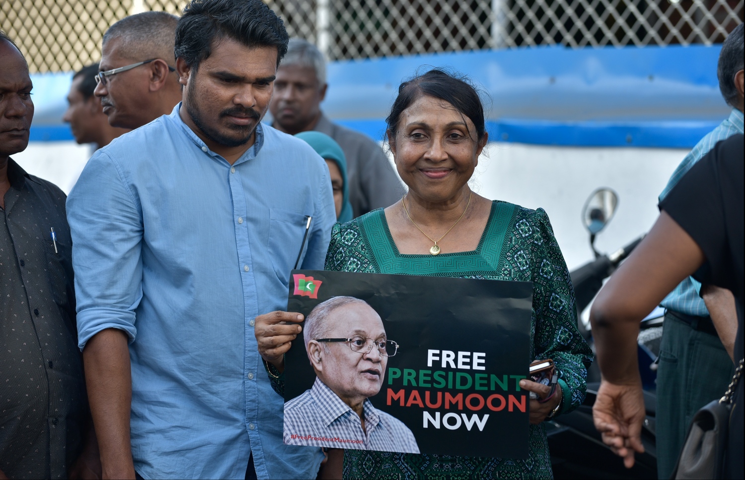 މާލެ: މާޗް 20، 2018- ސަރުކާރު ވައްޓާލަން އުޅުމުގެ ތުހުމަތަށް ހައްޔަރުކޮށްފައިވާ ކުރީގެ ރައީސް މައުމޫން އަބްދުލް ގައްޔޫމް ކޯޓަށް ހާޒިރުކުރި ވަގުތު އަނބިކަނބަލުން ނަސްރީނާ އިބްރާހިމް ކްރިމިނަލް ކޯޓު ކައިރީގައި.---ފޮޓޯ: ހުސެން ވަހީދު/މިހާރު