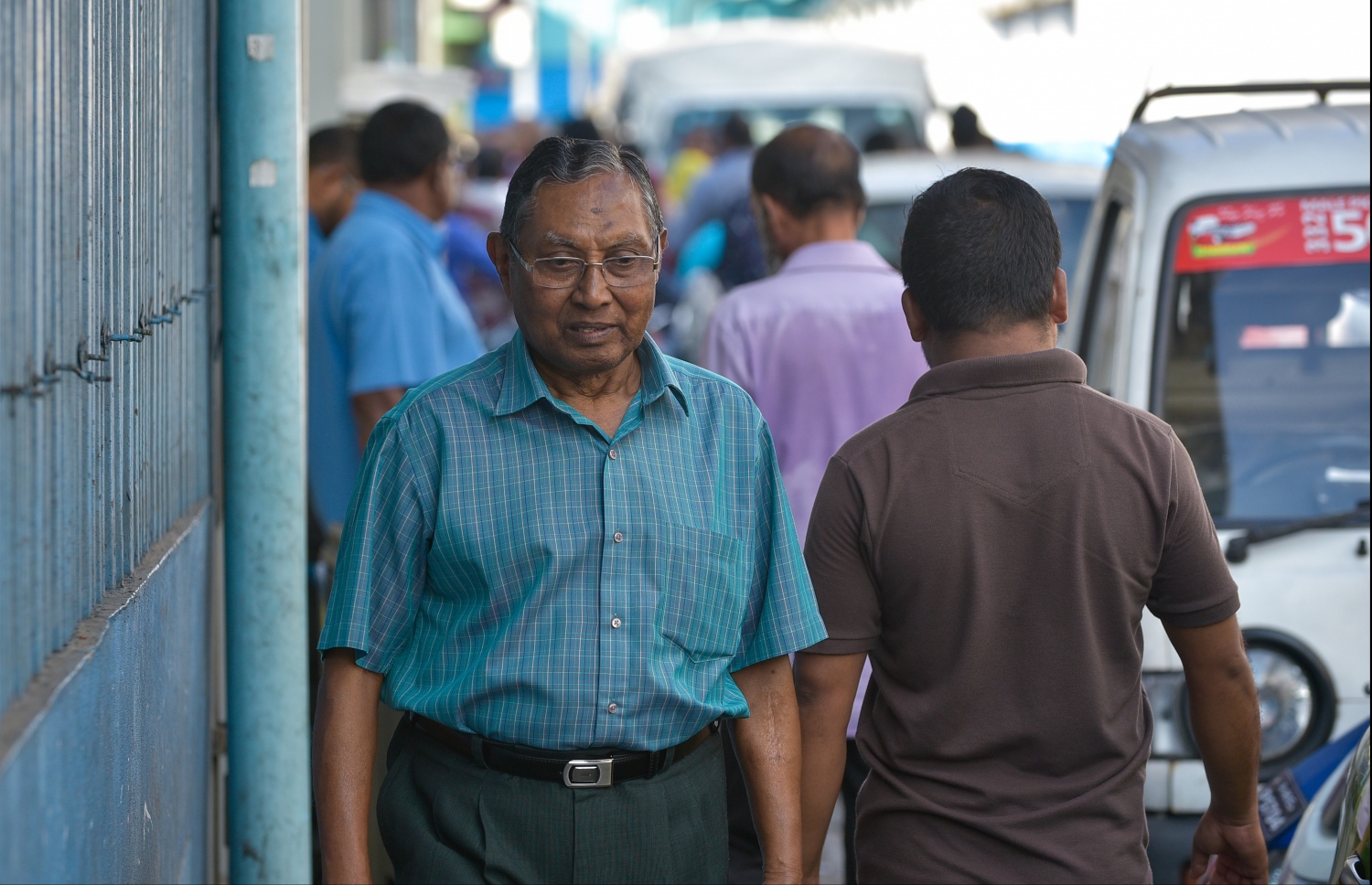 މާލެ: މާޗް 20، 2018- ސަރުކާރު ވައްޓާލަން އުޅުމުގެ ތުހުމަތަށް ހައްޔަރުކޮށްފައިވާ ކުރީގެ ރައީސް މައުމޫން އަބްދުލް ގައްޔޫމް ކޯޓަށް ހާޒިރުކުރި ވަގުތު މައުމޫންގެ އަނބިކަނބަލުން ނަސްރީނާގެ ބޭބޭފުޅު އައްބާސް އިބްރާހިމް ކްރިމިނަލް ކޯޓު ކައިރީގައި.---ފޮޓޯ: ހުސެން ވަހީދު/މިހާރު