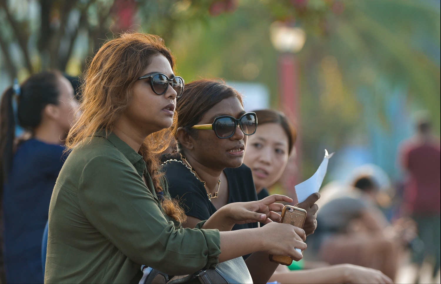 މާލެ: މާޗް 20، 2018- ސަރުކާރު ވައްޓާލަން އުޅުމުގެ ތުހުމަތަށް ހައްޔަރުކޮށްފައިވާ ބޭފުޅުން ކްރިމިނަލް ކޯޓަށް ހާޒިރުކުރާއިރު އެ ބޭބޭފުޅުންގެ އާއިލީ ބޭފުޅުން ކޯޓު ސަރަހައްދުގައި.---ފޮޓޯ: ހުސެން ވަހީދު/މިހާރު