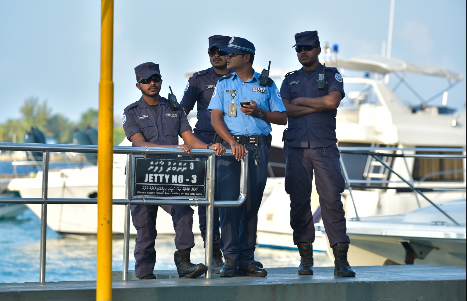 މާލެ: މާޗް 20، 2018- ސަރުކާރު ވައްޓާލަން އުޅުމުގެ ތުހުމަތަށް ހައްޔަރުކޮށްފައިވާ ކުރީގެ ރައީސް މައުމޫން އަބްދުލް ގައްޔޫމް ކޯޓަށް ހާޒިރުކުރި ވަގުތު ފުލުހުން ފޯރިމަރަނީ.---ފޮޓޯ: ހުސެން ވަހީދު/މިހާރު