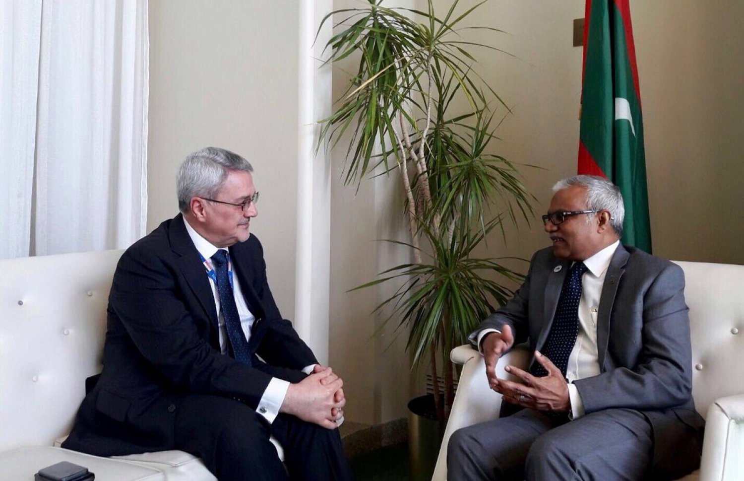 މިނިސްޓަރު އާސިމް (ކ) މަންދޫބަކާ ބައްދަލު ކުރައްވަނީ. - ފޮޓޯ: ފޮރިން މިނިސްޓްރީ