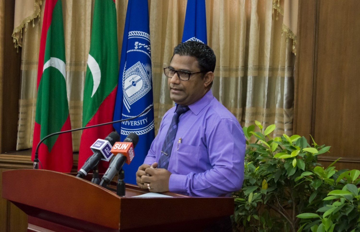 ދިވެހި ބަހުގެ އެކަޑެމީ އަދި އެމްއެންޔޫއާ ދެމެދު ސޮއިކުރަން މިއަދު ބޭއްވި ހަފުލާގައި، ބަހުގެ އެކަޑެމީގެ ރައީސް އަޝްރަފު ވާހަކަދައްކަވަނީ.--ފޮޓޯ: އެމްއެންޔޫ