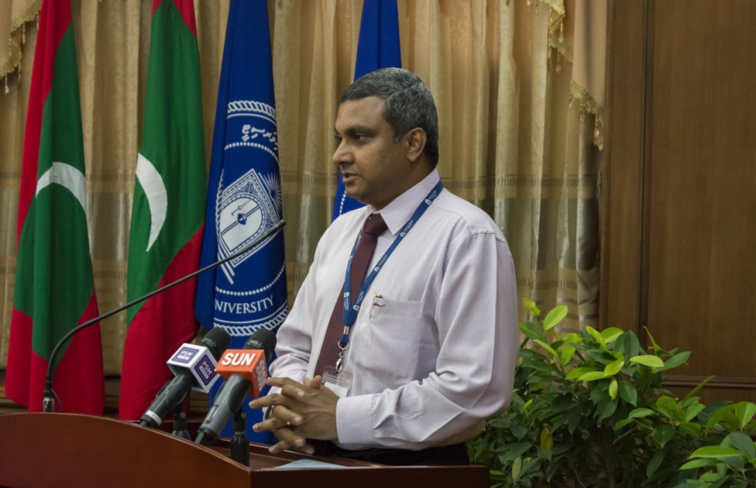 ދިވެހި ބަހުގެ އެކަޑެމީއާ ސޮއިކުރުމަށް މިއަދު ބޭއްވި ހަފުލާގައި، އެމްއެންޔޫގެ ވައިސް ޗާންސެލާ ޑރ. ފަވާޒު ވާހަކަދައްކަަވަނީ.--ފޮޓޯ: އެމްއެންޔޫ