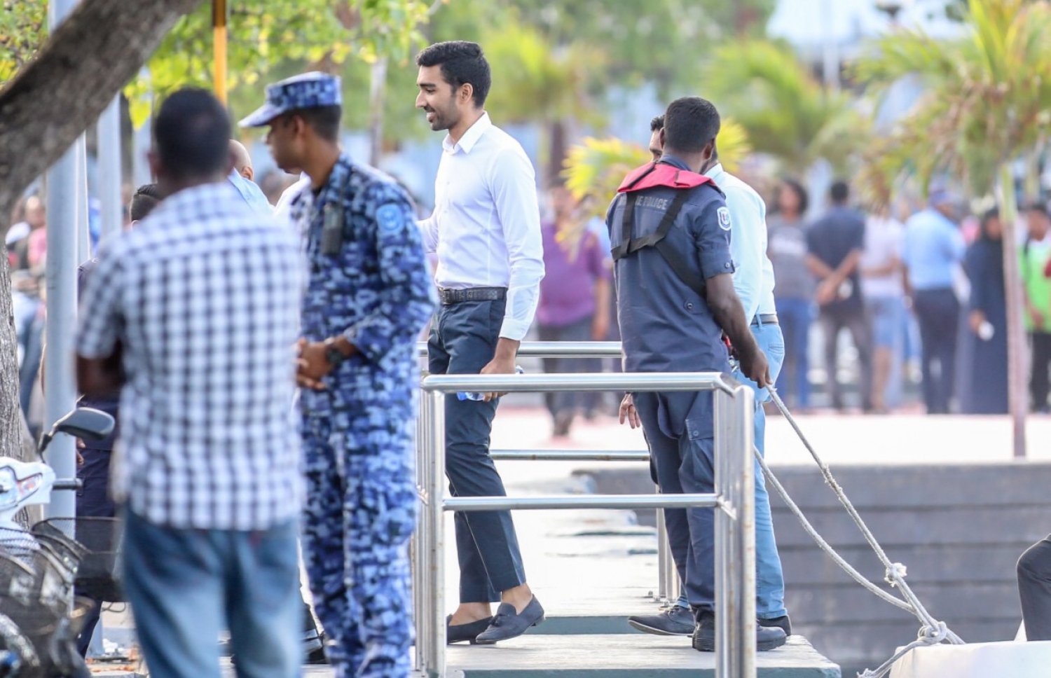 ބަންދުގެ މުއްދަތު ޖެހުމަށް ކްރިމިނަލް ކޯޓަށް ވަޑައިގަތުމަށްޓަކައި ސިޔާދު ޕޮލިސް ލޯންޗުން މިއަދު ފައިބައިވަޑައިގެން ފުލުހުންގެ ބެލުމުގެ ދަށުން ކޯޓަށް ގެންދަނީ.---ފޮޓޯ: މިހާރު