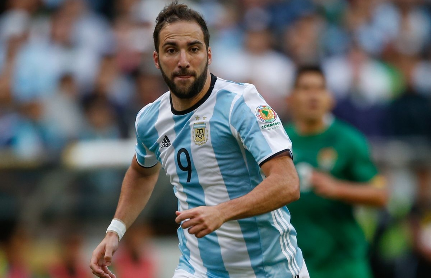 ގޮންޒާލޯ ހިގައިން: ޗެލްސީން އެންމެ ބޭނުންވަނީ ހިގައިން ގެންނަން.-- ފޮޓޯ: އޭއެފްޕީ