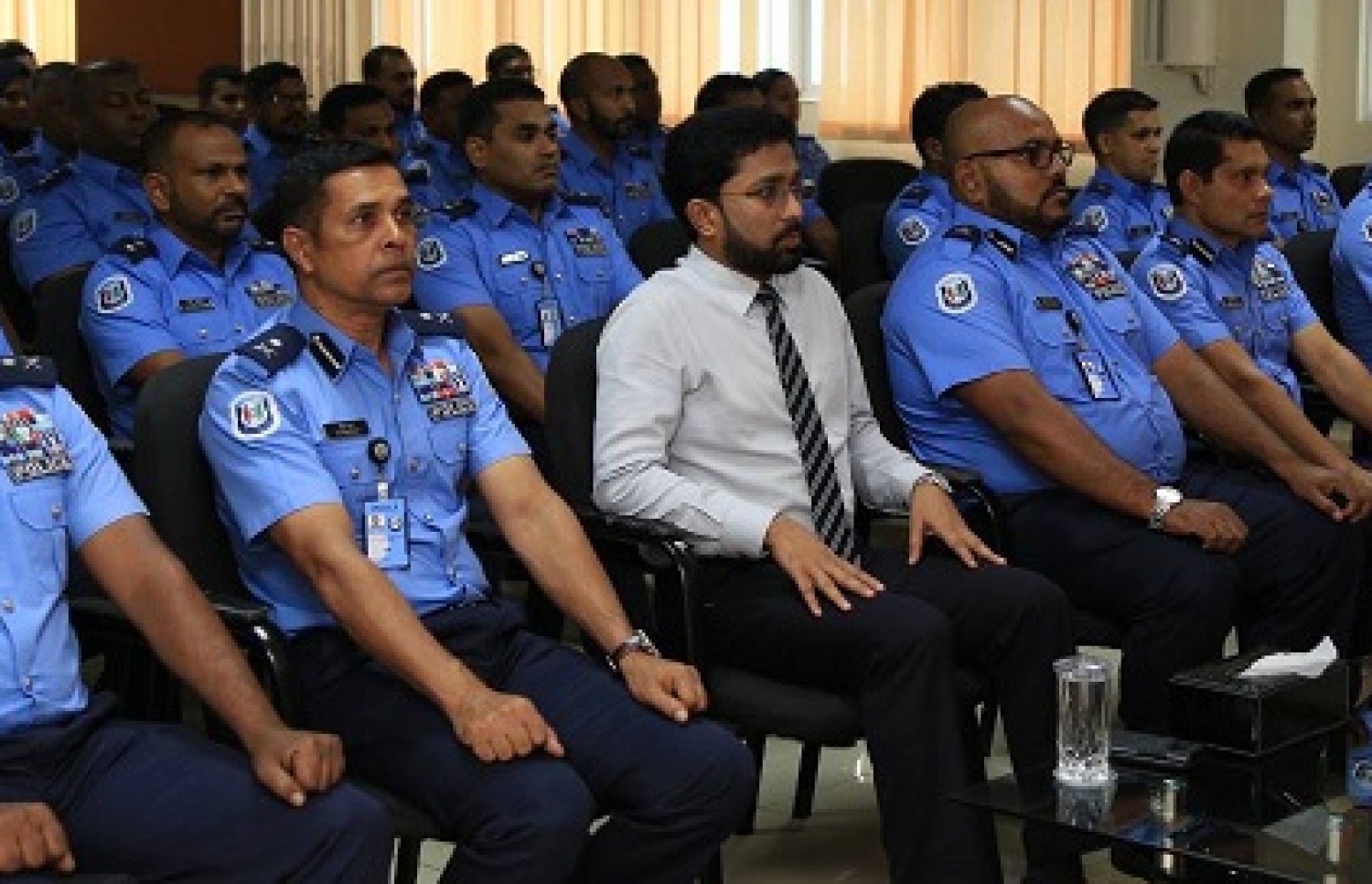 ހޯމް މިނިސްޓަރު އަޒްލީން (މ) ފުލުހުންގެ އިސްވެރިންނާއެކު އިއްޔެ ބޭއްވި ބައްދަލުވުމުގައި ބައިވެރިވެވަޑައިގަންނަވަނީ.- ފޮޓޯ: ޕޮލިސް