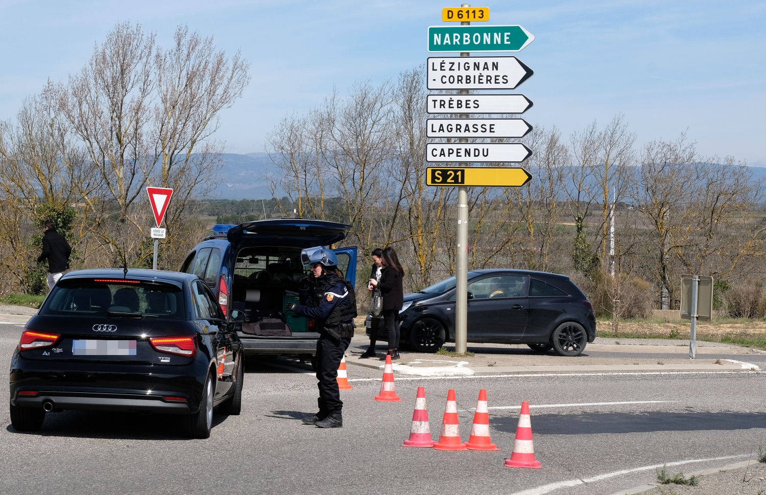 ބަޔަކު ރަހީނުކުރި ސުޕަމާކެޓް ހިމެނޭ ސަރަހައްދު ފުލުހުން ބްލޮކްކޮށްފައި. --ފޮޓޯ:އޭއެފްޕީ