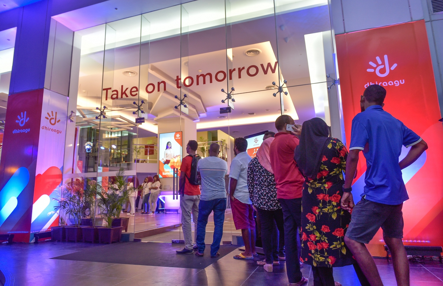 މާލެ: 23 މާޗް 2018- ސެމްސަންގްގެ އެންމެ ފަހުގެ މޮބައިލް ފޯން، ގެލެކްސީ އެސް9 އަދި އެސް9 ޕްލަސް ދިރާގުން މިރޭ ރާއްޖެ އަށް ތައާރަފް ކުރުމާ ގުޅިގެން އެ ފޯނު ގަތުމަށް އެ ކުންފުނީގެ ހެޑް އޮފީސް ކައިރީގައި ކިޔޫގައި ތިބި ބައެއް މީހުން.--- ފޮޓޯ: ނިޝާން އަލީ/ މިހާރު