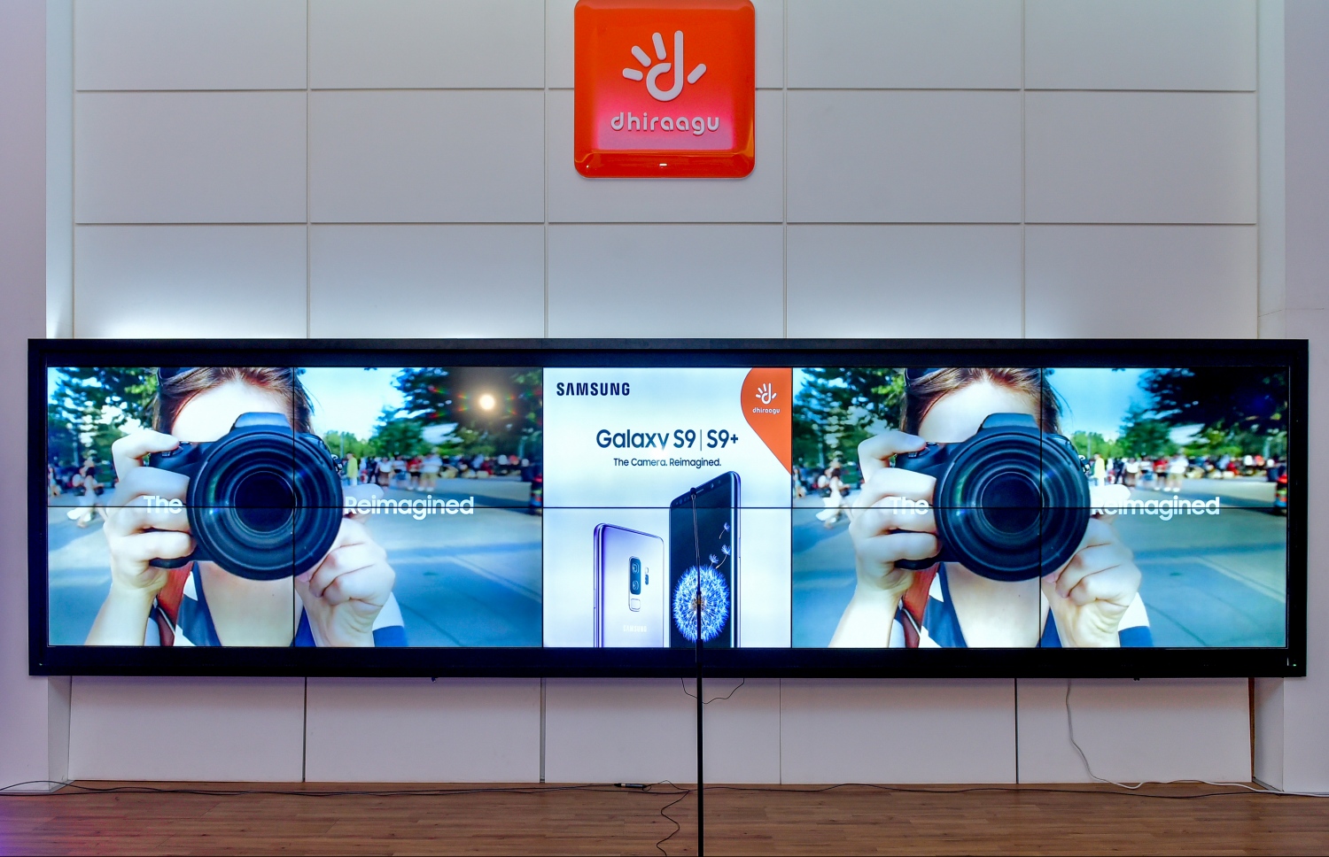 މާލެ: 23 މާޗް 2018- ސެމްސަންގްގެ އެންމެ ފަހުގެ މޮބައިލް ފޯން، ގެލެކްސީ އެސް9 އަދި އެސް9 ޕްލަސްގެ އިޝްތިހާރެއް ދިރާގުގެ ހެޑް އޮފީހުގައި މިރޭ ދައްކާލަނީ.---ފޮޓޯ: ނިޝާން އަލީ/ މިހާރު