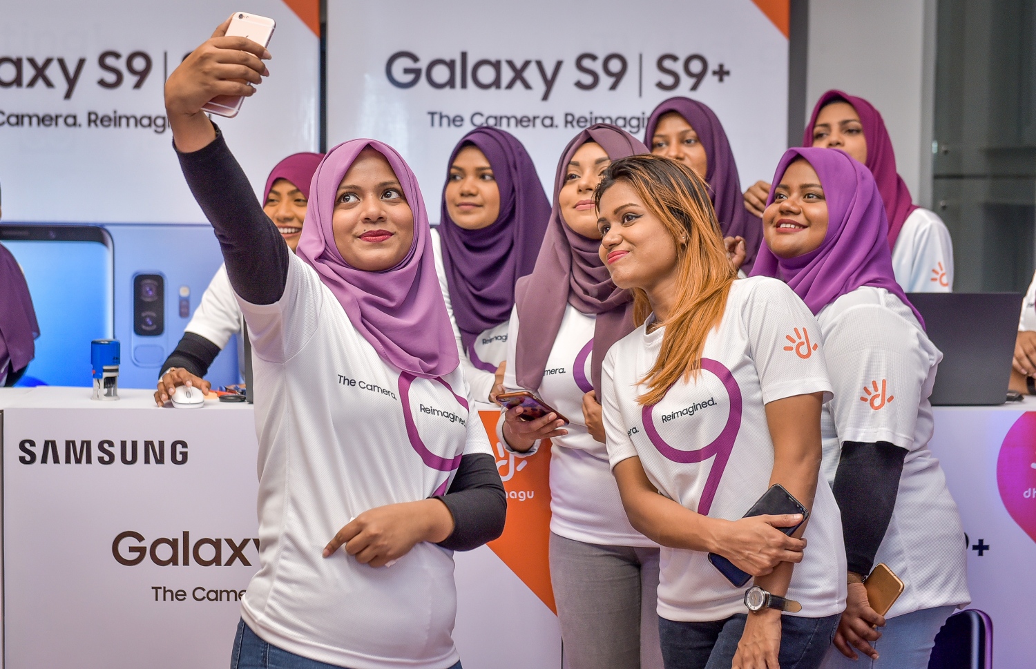 މާލެ: މާޗް 23، 2018- ގެލެކްސީ އެސް9 އަދި އެސް9 ޕްލަސް މޮބައިލް ފޯން ރާއްޖޭގައި ވިއްކަން ފެށުމަށް ދިރާގުން މިރޭ ބޭއްވި ހަފުލާގައި، އެ ކުންފުނީގެ މުވައްޒަފުންތަކެއް ސެލްފީއެއް ނަގަނީ.---ފޮޓޯ: ނިޝާން އަލީ/މިހާރު