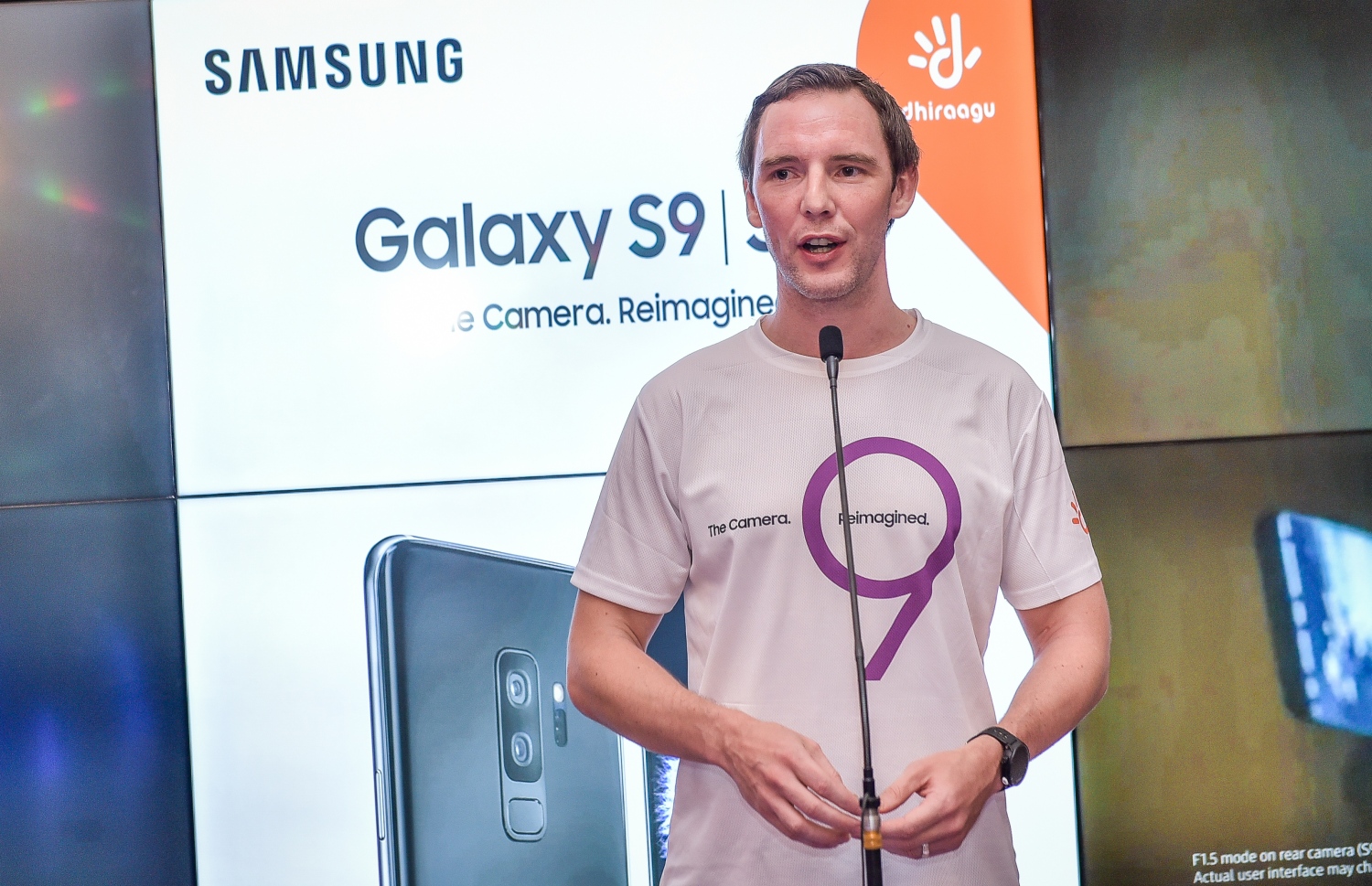 މާލެ: މާޗް 23، 2018- ގެލެކްސީ އެސް9 އަދި އެސް9 ޕްލަސް މޮބައިލް ފޯން ދިރާގުން ރާއްޖެ އަށް ތައާރަފް ކުރުމަށް މިރޭ ބޭއްވި ހަފުލާގައި، އެ ކުންފުނީގެ ޗީފް ފައިނޭންޝަލް އޮފިސަރު (ސީއެފްއޯ) ރޮބިން ވޯލް ވާހަކަ ދައްކަވަނީ.---ފޮޓޯ: ނިޝާން އަލީ/މިހާރު