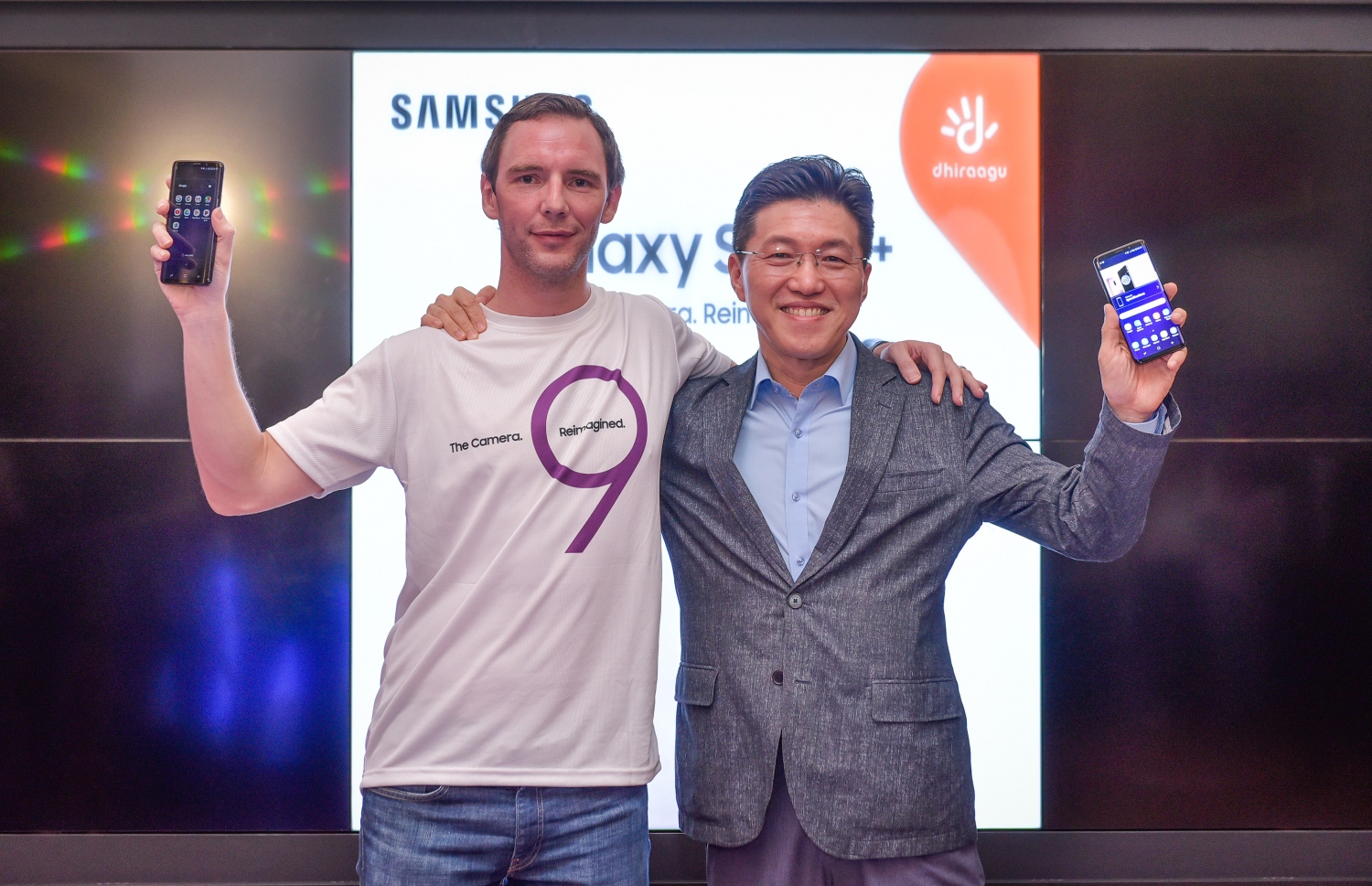 މާލެ: މާޗް 23، 2018- ދިރާގުން މިރޭ ބޭއްވި ހަފުލާގައި، އެ ކުންފުނީގެ ޗީފް ފައިނޭންޝަލް އޮފިސަރު (ސީއެފްއޯ) ރޮބިން ވޯލް (ވ) އާއި ސެމްސަން އޭޝިއާގެ މެނޭޖިން ޑިރެކްޓަރު ހަންބޭ ޕާކް (ކ) ސެމްސަންގް އެންމެ ފަހުގެ ގެލެކްސީ އެސް9 އަދި އެސް9 ޕްލަސް މޮބައިލް ފޯން ތައާރަފް ކޮށްދެއްވަނީ--. ފޮޓޯ: ނިޝާން އަލީ/ މިހާރު