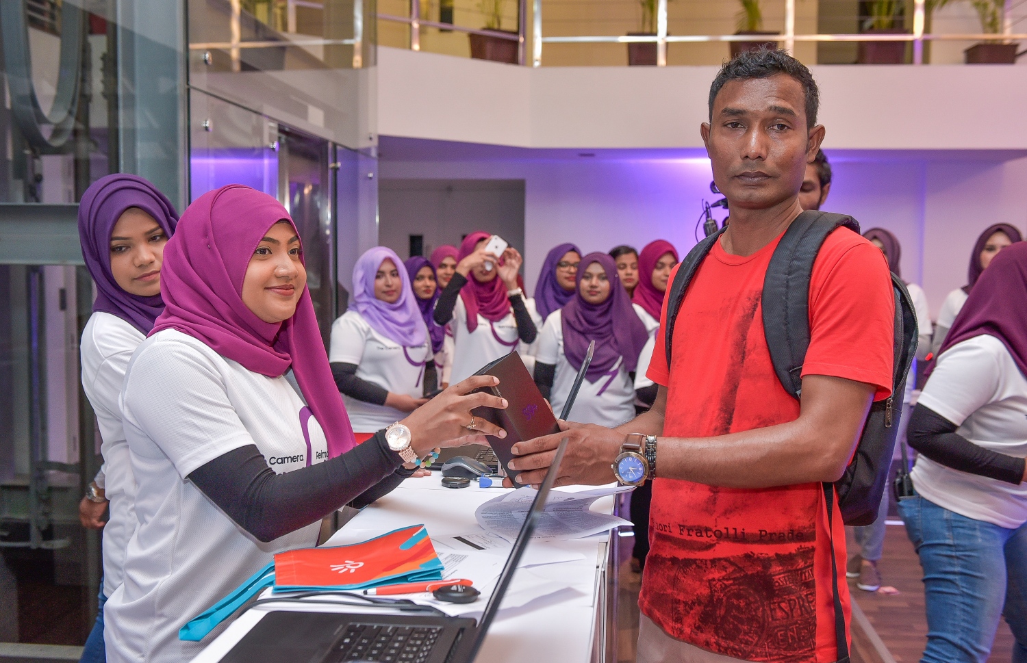 މާލެ، މާޗް 23، 2018- ދިރާގުން މިރޭ ތައާރަފުކުރި، ސެމްސަންގް އެންމެ ފަހުގެ ގެލެކްސީ އެސް9 އަދި އެސް9 ޕްލަސް ބްރޭންޑުގެ ފޯނު އެންމެ ފުރަތަމަ ގަތް ކަސްޓަމަރު އަހުމަދު އަޝްރަފާ ފޯނު ހަވާލުކުރަނީ.-- ފޮޓޯ: ނިޝާން އަލީ/ މިހާރު