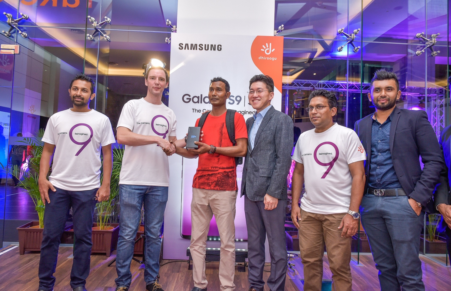 މާލެ، މާޗް 23، 2018- ކުލަގަދަ ހަފުލާއަކާ އެކު، ސެމްސަންގްގެ އެންމެ ފަހުގެ ގެލެކްސީ އެސް9 އަދި އެސް9 ޕްލަސް ދިރާގުން ރާއްޖެ އަށް ތައާރަފް ކުރުމަށް އެ ކުންފުނީގެ ހެޑް އޮފީހުގައި ބޭއްވި ހަފުލާގައި އެ ފޯނު މިރޭ އެންމެ ފުރަތަމަ ގަން އަހުމަދު އަޝްރަފަށް ދިރާގުގެ ސީއެފްއޯ ރޮބިން ފޯނު ހަވާލުކޮށް ދެއްވުމަށް ފަހު ސަލާމް ކުރައްވަނީ--. ފޮޓޯ: ނިޝާން އަލީ/ މިހާރު