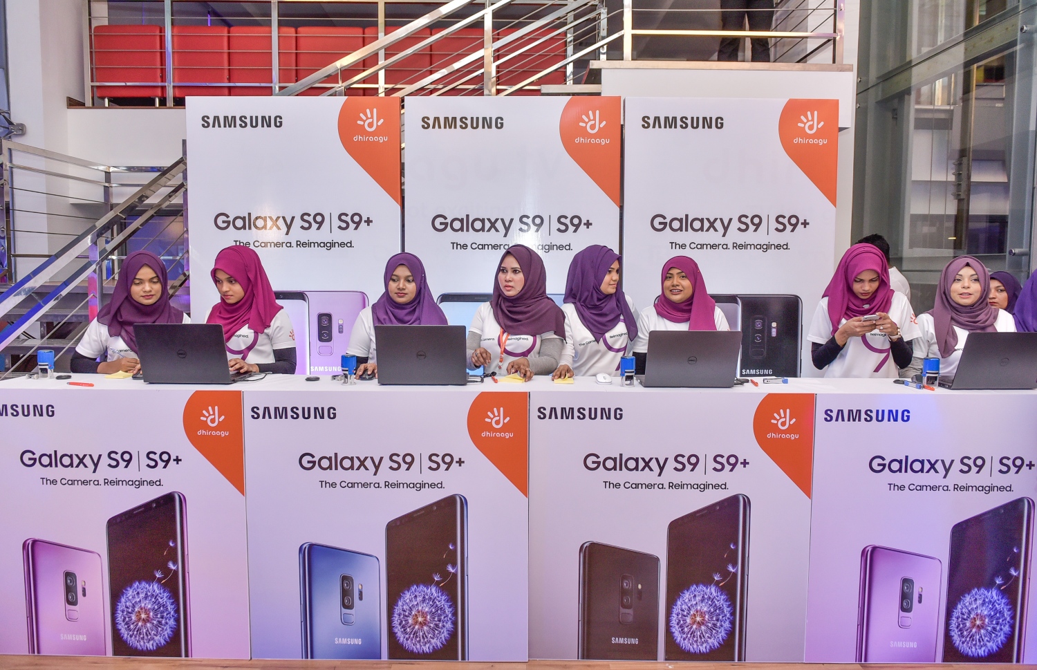 މާލެ، މާޗް 23، 2018- ދިރާގުން މިރޭ ރާއްޖެ އަށް ތައާރަފު ކުރި ގެލެކްސީ އެސް9 އަދި އެސް9 ޕްލަސް މޮބައިލް ފޯނަށް ޕްރީ އޯޑާ ދިން ކަސްޓަމަރުންނަށް އެ ފޯންތައް ވިއްކުމަށް ދިރާގުގެ މުވައްޒަފުން ކައުންޓަރުތައް ކައިރީގައި މަޑުކޮށްލައިގެން.---ފޮޓޯ: ނިޝާން އަލީ/މިހާރު