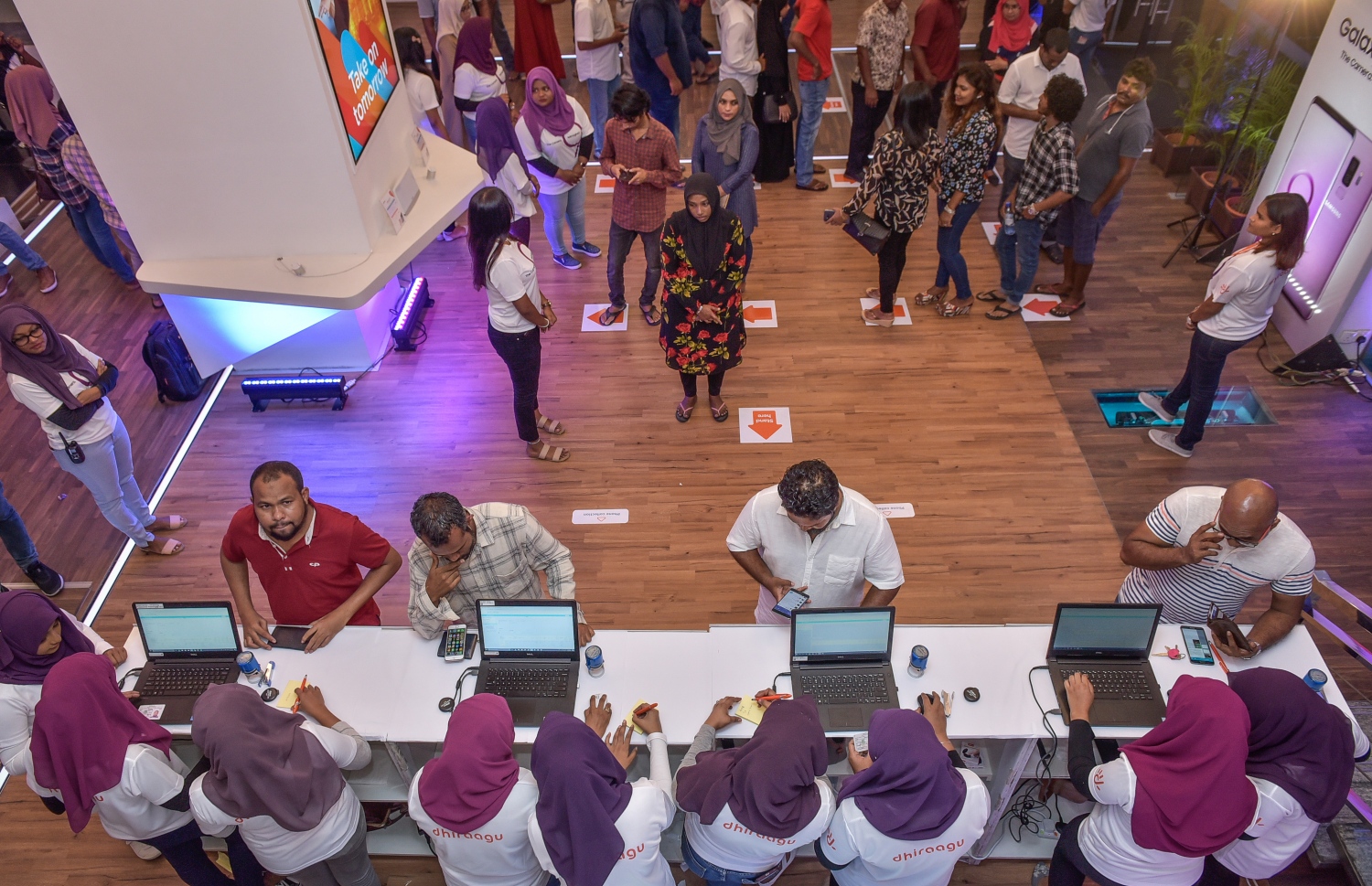 މާލެ، މާޗް 23، 2018- ދިރާގުން މިރޭ ރާއްޖެ އަށް ތައާރަފު ކުރި ގެލެކްސީ އެސް9 އަދި އެސް9 ޕްލަސް މޮބައިލް ފޯނަށް ޕްރީ އޯޑާ ދިން ކަސްޓަމަރުންނަށް އެ ކުންފުނީގެ ހެޑް އޮފީހުގައި އެ ފޯނުތައް ވިއްކަނީ.---ފޮޓޯ: ނިޝާން އަލީ/މިހާރު