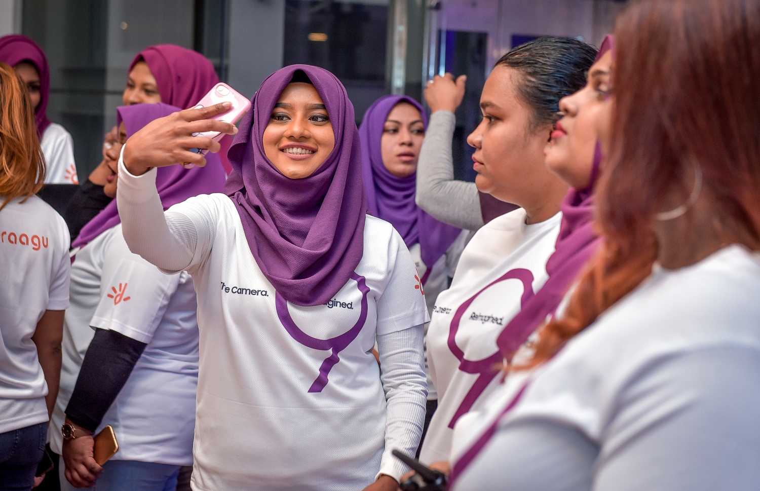 މާލެ، މާޗް 23، 2018- ގެލެކްސީ އެސް9 އަދި އެސް9 ޕްލަސް މޮބައިލް ފޯން ރާއްޖޭގައި ވިއްކަން ފެށުމަށް ދިރާގުން މިރޭ ބޭއްވި ހަފުލާގައި، އެ ކުންފުނީގެ މުވައްޒަފުންތަކެއް ސެލްފީއެއް ނަގަނީ.---ފޮޓޯ: ނިޝާން އަލީ/މިހާރު