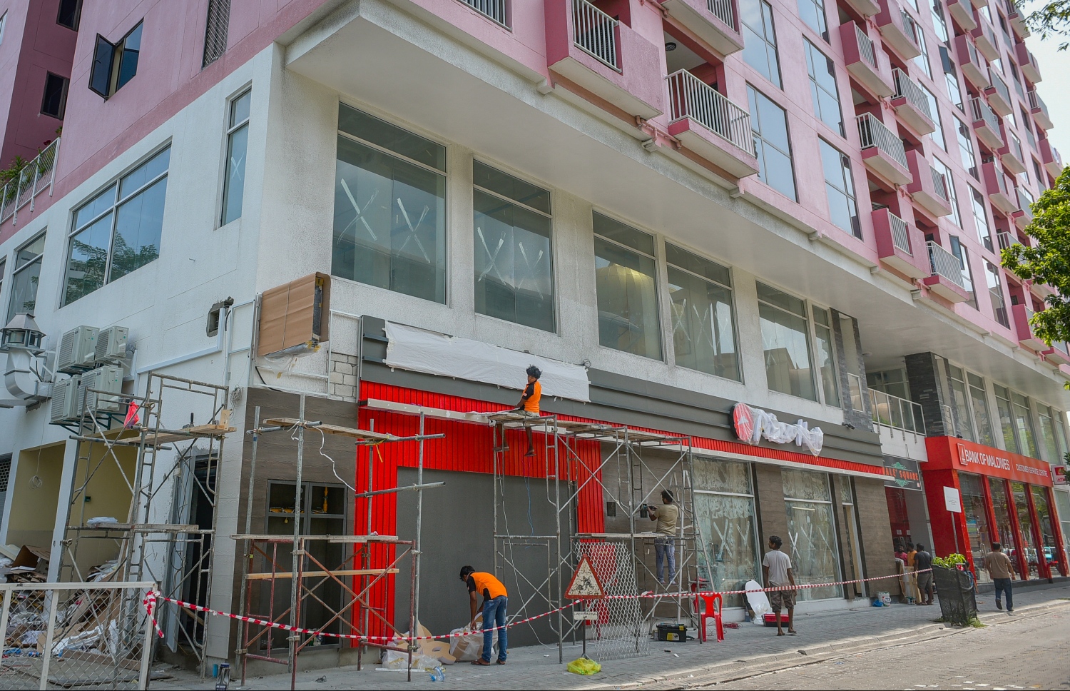 ޕިއްޒާ ހަޓް ރެސްޓޯރަންޓާއި ކޭއެފްސީ ހުޅުވަން އެންމެ ފަހުގެ ތައްޔާރީތައް ކުރިއަށް ދަނީ: މިއީ މި ދެ ބްރޭންޑްގެ ރެސްޓޯރަންޓް ރާއްޖޭގައި ހުޅުވާ ފުރަތަމަ ފަހަރު. --ފޮޓޯ: ނިޝާން އަލީ /މިހާރު