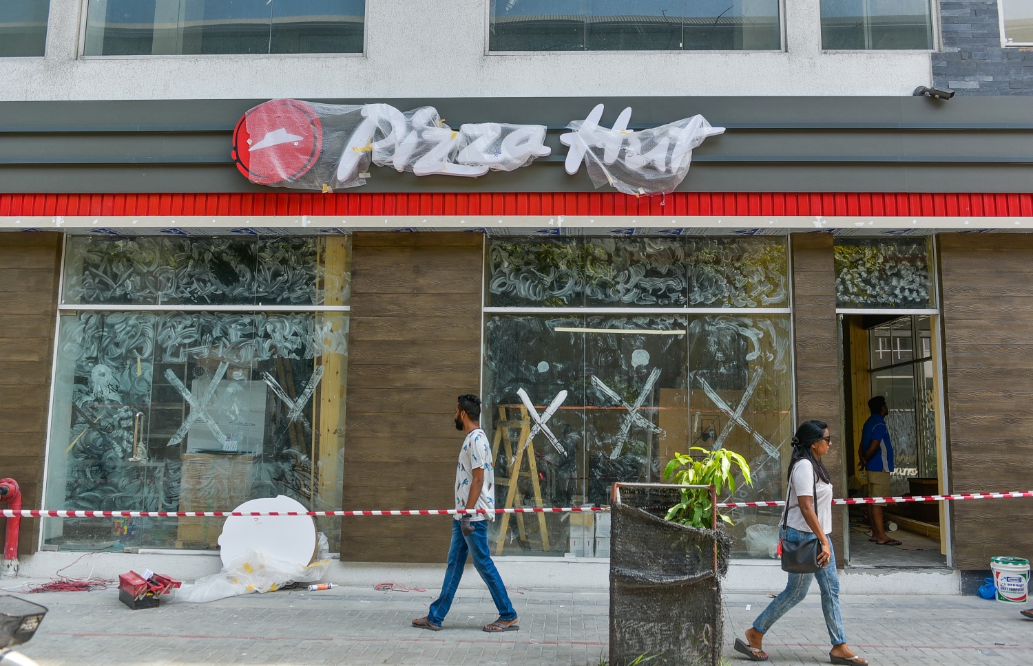 އަމީނީމަގުގައި ހުންނަ މާލޭ ސްކޮއާ ބިލްޑިންގައި ހަދާ ޕިއްޒާ ހަޓް ރެސްޓޯރަންޓް ކައިރިން މިއަދު ބަޔަކު ހިނގާފައި ދަނީ. ފޮޓޯ: ނިޝާން އަލީ /މިހާރު