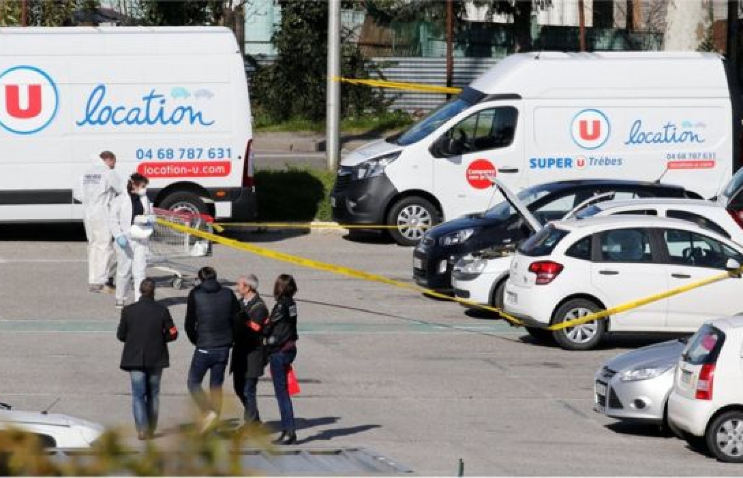 ހަމަލާ ދިން ސުޕަމާކެޓް ހުންނަ ސަރަހައްދު ފުލުހުން ބަންދުކޮށްފައި. --ފޮޓޯ:ރޮއިޓާސް