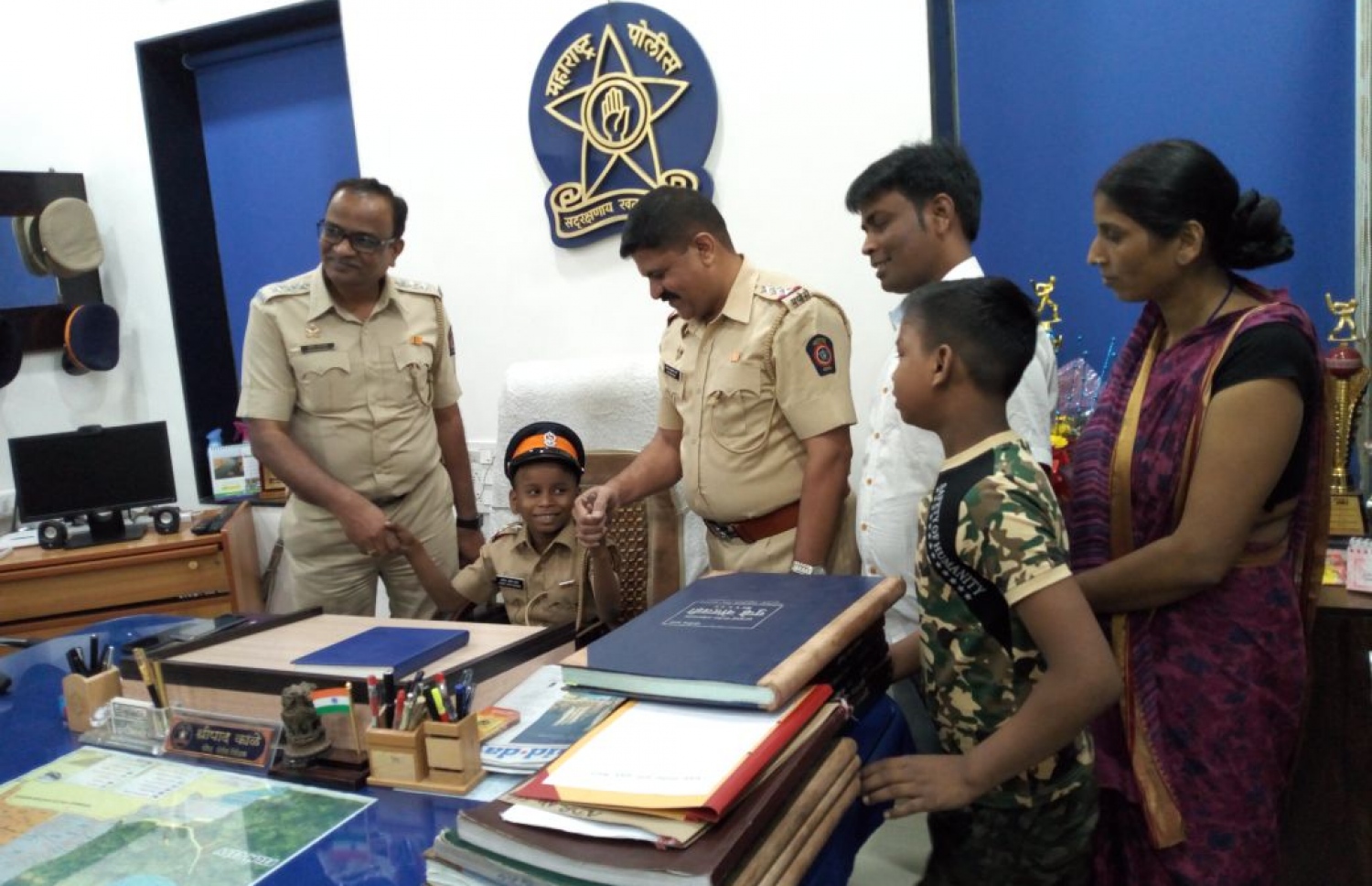 އުމުރުން 7 އަހަރު އާރްޕީތު މަންޑާލް މުމްބާއީ ފުލުހުންގެ އިންސްޕެކްޓަރެއްގެ ގޮތުގައި، އެހެން ފުލުހުންނާ އެކު