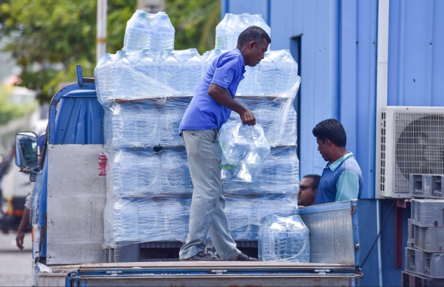 ލޮރީއަކުން، ފެންފުޅިތަކެއް ބާލަނީ: މުދާ އުފުލާ ގަޑިއަށް ގެނައި ބަދަލާ އެކު މިހާރު މާލެ ތެރޭގައި މުދާ ޑެލިވަރީކުރަން ފެށޭނީ ހަވީރު 6:00 އި ހެނދުނު 6:00 އަށް. ފޮޓޯ: މިހާރު