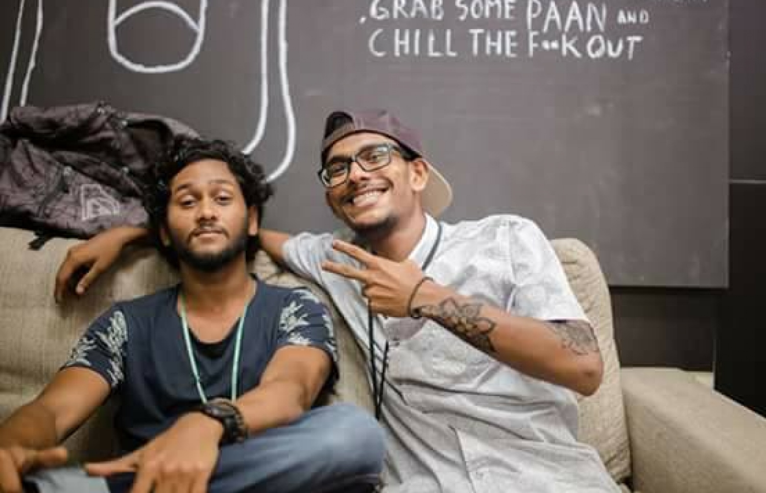 ނާއިލް (ކ) އެކުވެރިޔަކާ އެކު ހިތްހެޔޮ ހިނިތުންވުމެއްގައި