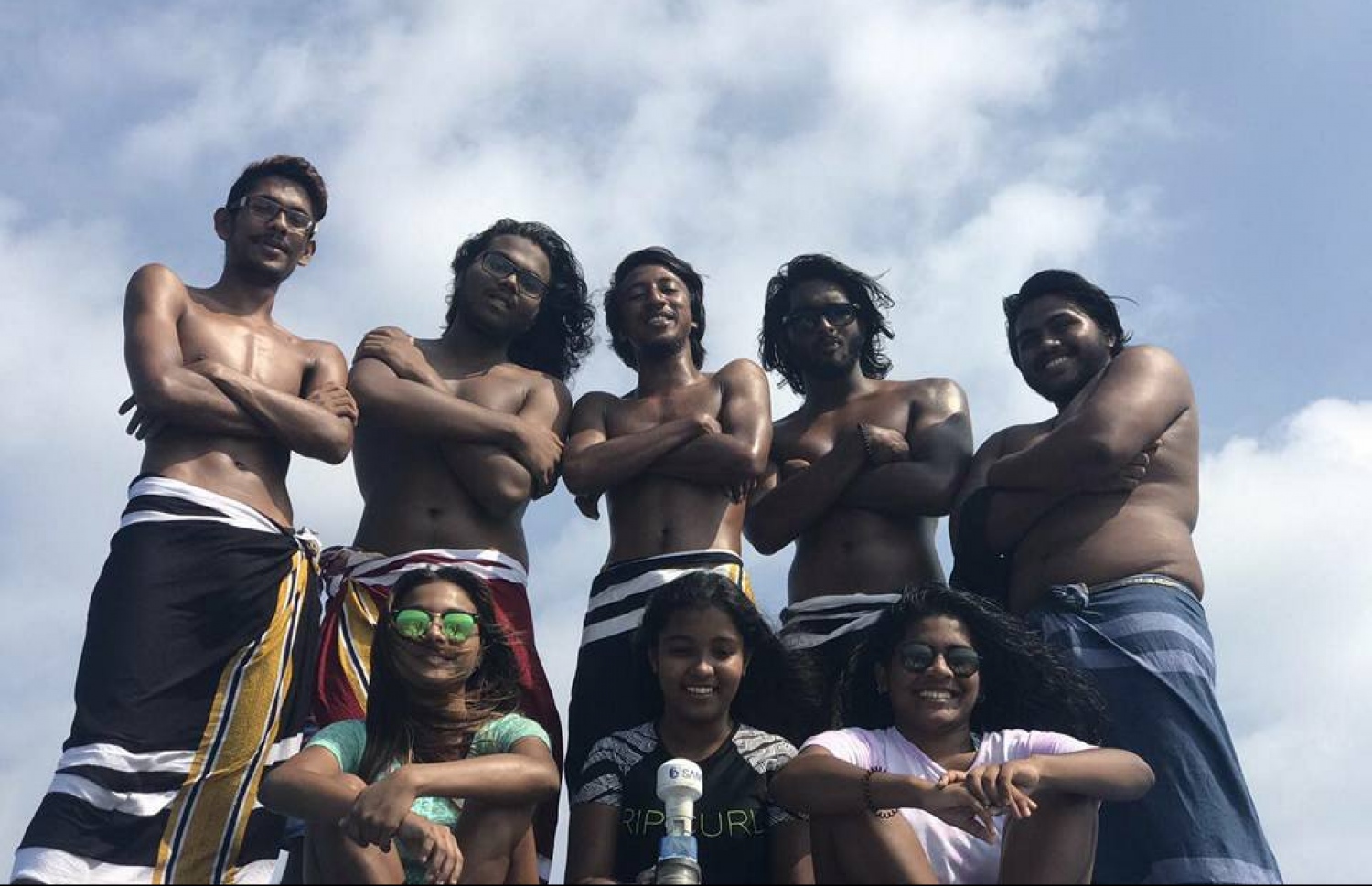 ނާއިލް (ވ)، އޭނާގެ ބައެއް އެކުވެރިންނާ އެކު ފޮޓޯއަކަށް ހުއްޓިގެން.