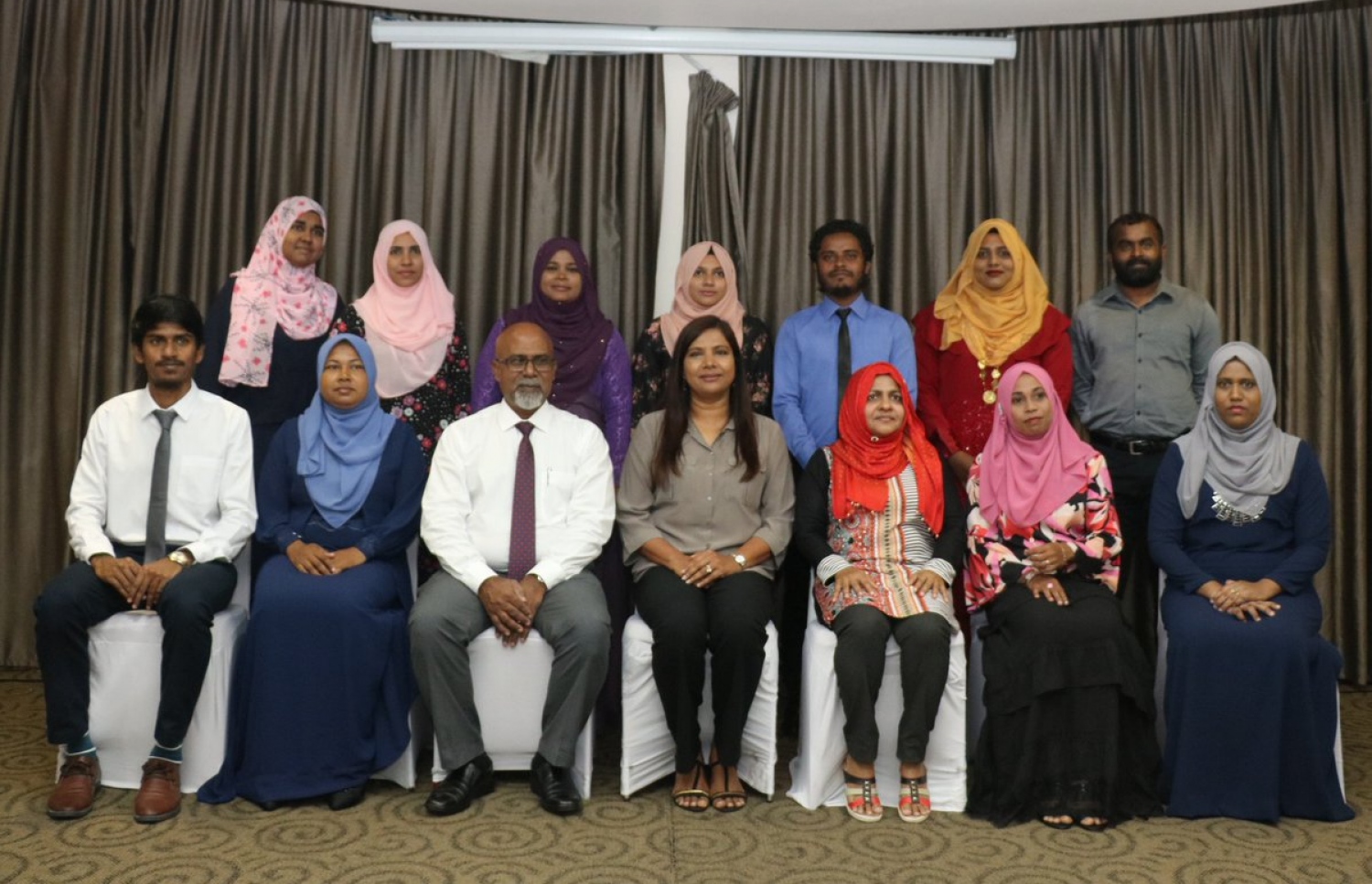 އެޑިއުކޭޝަން މިނިސްޓަރު ޑރ. އާއިޝަތު ޝިހާމް (މ) އަދި މިނިސްޓަރުގެ ނައިބު ޑރ. މުހުސިން (ވ-3). ނޭޝަނަލް ނެޓްވޯކް އޮން ސްކޫލް އެސެސްމަންޓްގެ މެމްބަރުންނާއެކު ފޮޓޯއަކަށް ހުއްޓިވަޑައިގެން.-- ފޮޓޯ: އެޑިއުކޭޝަން މިނިސްޓްރީ