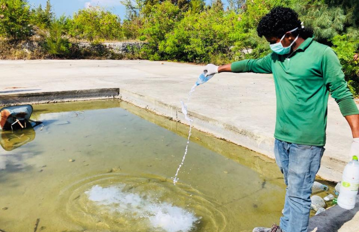 ހުޅުމާލޭގައި މަދިރި އާލާވާ ތަންތަނަށް ބޭސް ޖަހައި، މަދިރި ފަނިތައް މަރަނީ. - ފޮޓޯ: އެޗްޑީސީ