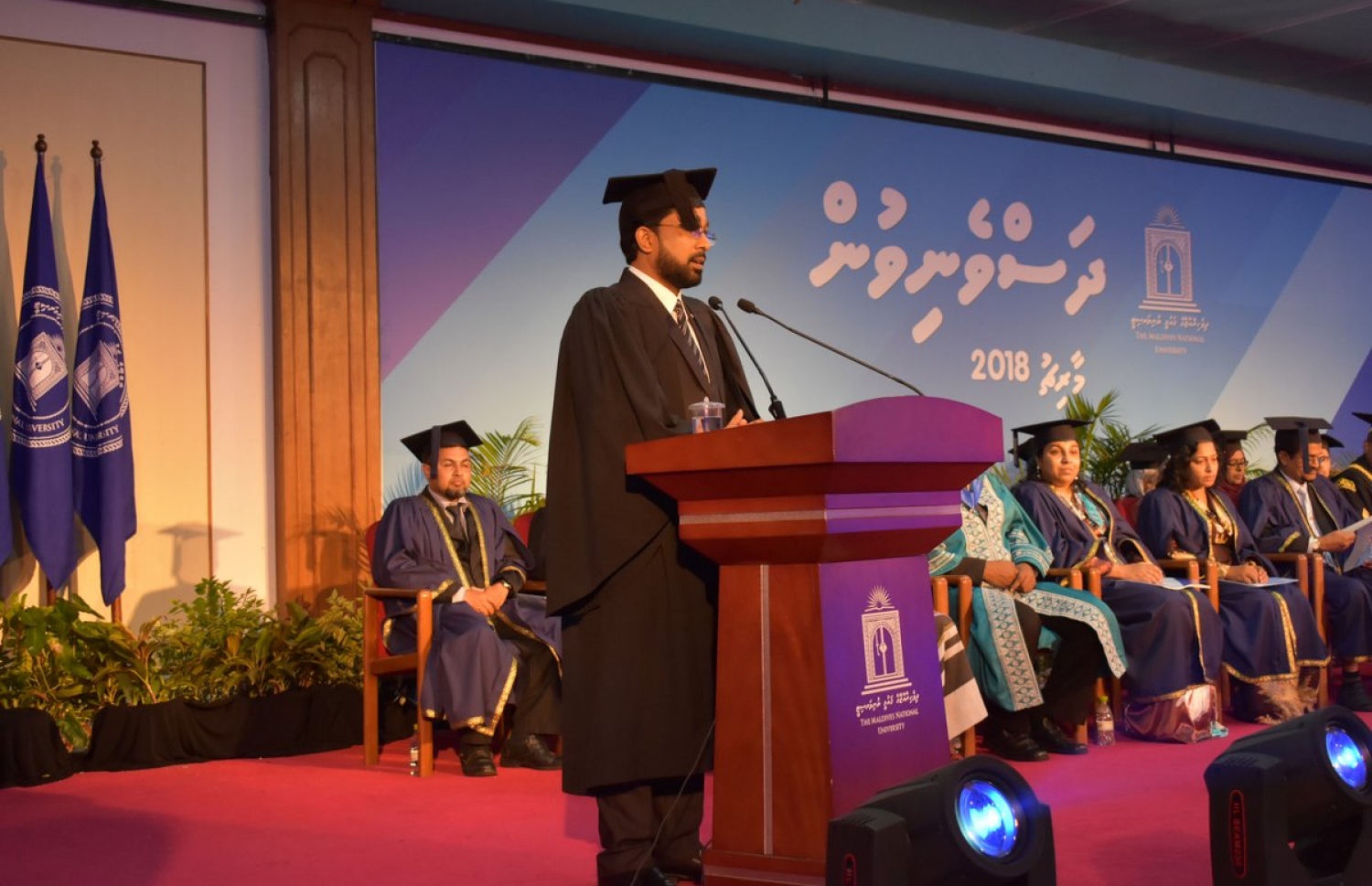 އެމްއެންޔޫއިން މިރޭ ބޭއްވި ގްރެޖުއޭޝަން ހަފުލާ ޝަރަފުވެރިކޮށްދެއްވައި ހޯމް މިނިސްޓަރު އަޒްލީން ވާހަކަދައްކަވަނީ.-- ފޮޓޯ: އެމްއެންޔޫ