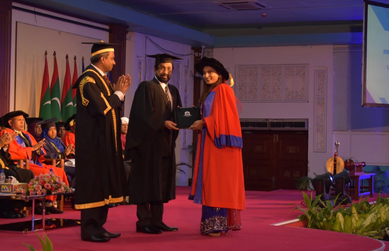 ތައުލީމީ ދާއިރާއިން ރާއްޖެ އިން ޕީއެޗްޑީ ހާސިލްކުރި ދެ ދަރިވަރުންގެ ތެރެއިން އާއިޝަތު އަލީއަށް، ހޯމް މިނިސްޓަރު އަޒްލީން މިރޭ ސެޓްފިކެޓް ހަވާލު ކޮށްދެއްވަނީ.--ފޮޓޯ: އެމްއެންޔޫ