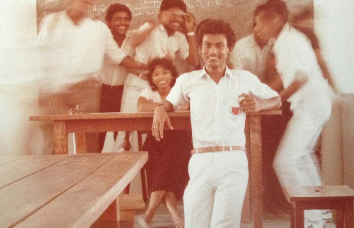 އިބޫ މަޖީދިއްޔާ ސްކޫލްގައި ކިޔަވާ ވިދާޅުވިއިރު ނަގާފައިވާ ފޮޓޯއެއް: