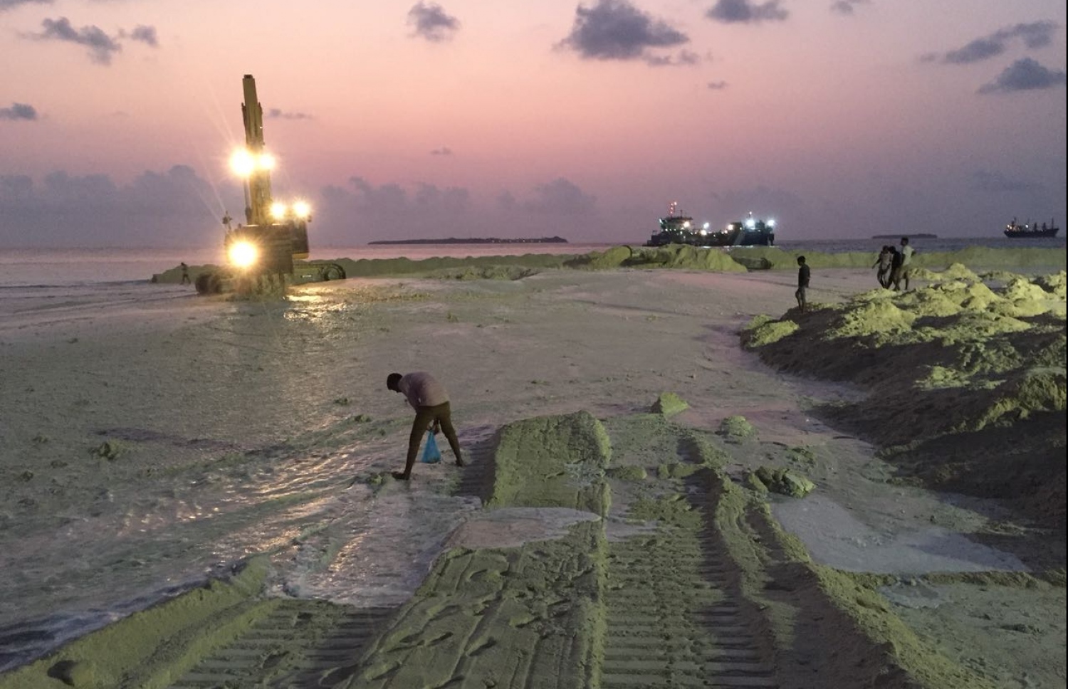 ށ. ފުނަދޫގައި ޑޮމެސްޓިކް އެއާޕޯޓެއް އެޅުމަށް، އެ ރަށުގެ ފަޅު ތެރެއިން އެމްޓީސީސީގެ މަހާޖައްރާފުން ހިއްކި 21 ހެކްޓަރުގެ ސަރަހައްދުގެ ފަސްގަނޑު އެއްވަރު ކުރުމުގެ މަސައްކަތް ކުރަނީ. --ފޮޓޯ: މިހާރު ކިޔުންތެރިއެއް