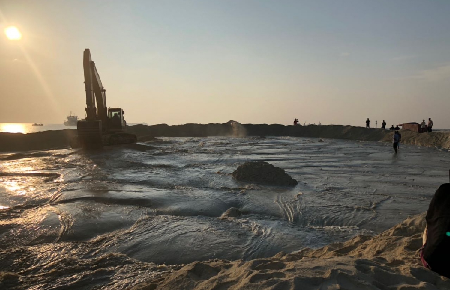 ށ. ފުނަދޫގައި ޑޮމެސްޓިކް އެއާޕޯޓެއް އެޅުމަށް، އެ ރަށުގެ ފަޅު ތެރެއިން އެމްޓީސީސީގެ މަހާޖައްރާފުން ހިއްކި 21 ހެކްޓަރުގެ ސަރަހައްދުގެ ވެލިގަނޑު އެއްވަރު ކުރުމުގެ މަސައްކަތް ކުރަނީ. --ފޮޓޯ: މިހާރު ކިޔުންތެރިއެއް