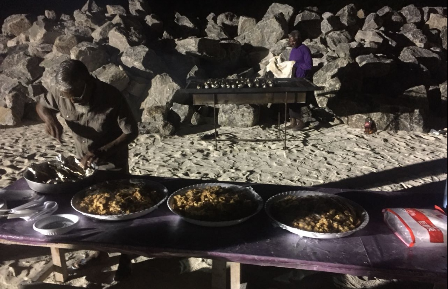 ށ. ފުނަދޫގައި ޑޮމެސްޓިކް އެއާޕޯޓެއް އެޅުމަށް، އެ ރަށުގެ ފަޅު ތެރެއިން އެމްޓީސީސީގެ މަހާޖައްރާފުން ހިއްކި 21 ހެކްޓަރުގެ ސަރަހައްދު ބަލާލުމަށް އެ ރަށުގެ މީހުން ނުކުމެ ބާބެކިޔޫ ހަދަނީ. --ފޮޓޯ: މިހާރު ކިޔުންތެރިއެއް