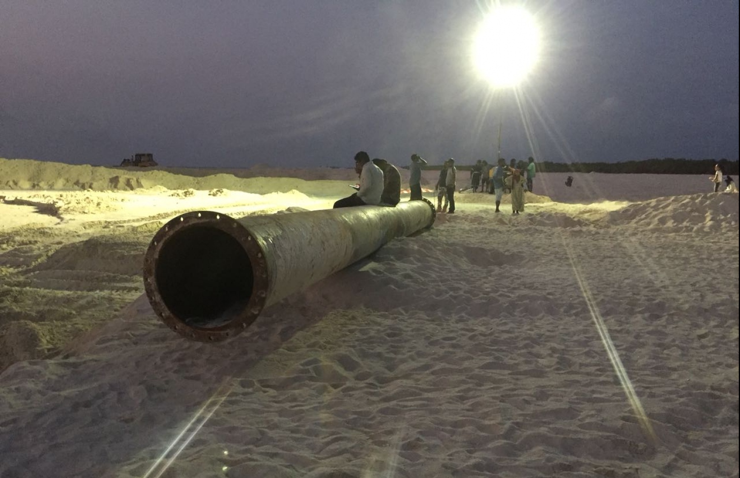 ށ. ފުނަދޫގައި ޑޮމެސްޓިކް އެއާޕޯޓެއް އެޅުމަށް، އެ ރަށުގެ ފަޅު ތެރެއިން އެމްޓީސީސީގެ މަހާޖައްރާފުން ހިއްކި 21 ހެކްޓަރުގެ ސަރަހައްދު ބަލާލުމަށް އެ ރަށުގެ މީހުން އެ ސަރަހައްދުގައި. --ފޮޓޯ: މިހާރު ކިޔުންތެރިއެއް