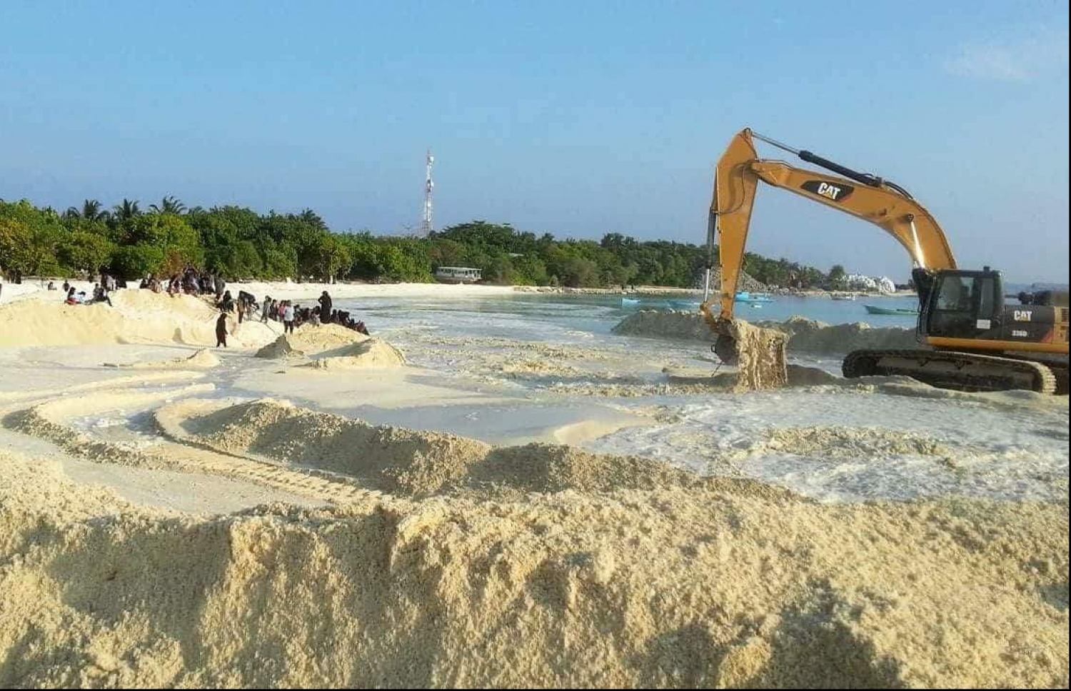 ށ. ފުނަދޫގައި ޑޮމެސްޓިކް އެއާޕޯޓެއް އެޅުމަށް، އެ ރަށުގެ ފަޅު ތެރެއިން އެމްޓީސީސީގެ މަހާޖައްރާފުން ހިއްކި 21 ހެކްޓަރުގެ ސަރަހައްދުގެ ވެލިގަނޑު އެއްވަރު ކުރުމުގެ މަސައްކަތް ކުރަނީ. --ފޮޓޯ: މިހާރު ކިޔުންތެރިއެއް