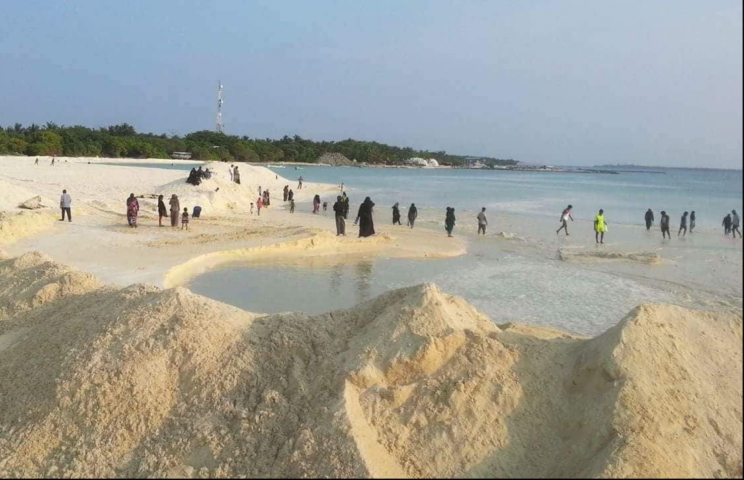 ށ. ފުނަދޫގައި ޑޮމެސްޓިކް އެއާޕޯޓެއް އެޅުމަށް، އެ ރަށުގެ ފަޅު ތެރެއިން އެމްޓީސީސީގެ މަހާޖައްރާފުން ހިއްކި 21 ހެކްޓަރުގެ ސަރަހައްދު ބަލާލުމަށް އެ ރަށުގެ މީހުން އެ ސަރަހައްދުގައި. --ފޮޓޯ: މިހާރު ކިޔުންތެރިއެއް