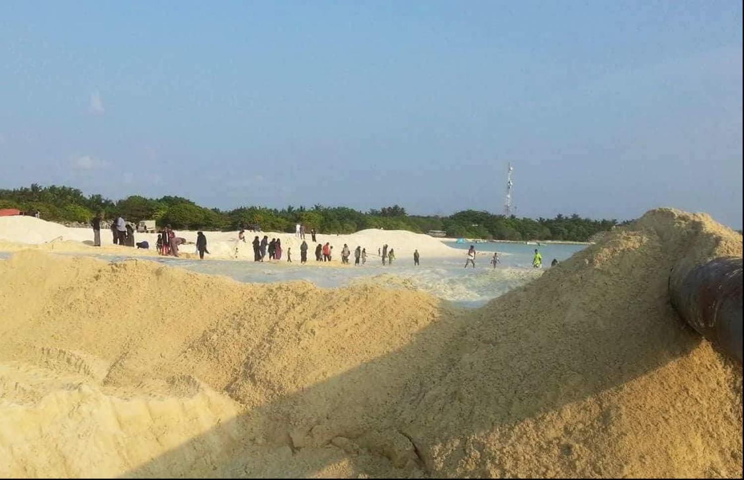 ށ. ފުނަދޫގައި ޑޮމެސްޓިކް އެއާޕޯޓެއް އެޅުމަށް، އެ ރަށުގެ ފަޅު ތެރެއިން އެމްޓީސީސީގެ މަހާޖައްރާފުން ހިއްކި 21 ހެކްޓަރުގެ ސަރަހައްދު ބަލާލުމަށް އެ ރަށުގެ މީހުން އެ ސަރަހައްދުގައި. --ފޮޓޯ: މިހާރު ކިޔުންތެރިއެއް