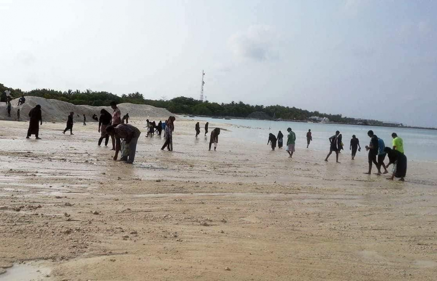 ށ. ފުނަދޫގައި ޑޮމެސްޓިކް އެއާޕޯޓެއް އެޅުމަށް، އެ ރަށުގެ ފަޅު ތެރެއިން އެމްޓީސީސީގެ މަހާޖައްރާފުން ހިއްކި 21 ހެކްޓަރުގެ ސަރަހައްދު ބަލާލުމަށް އެ ރަށުގެ މީހުން އެ ސަރަހައްދުގައި. --ފޮޓޯ: މިހާރު ކިޔުންތެރިއެއް