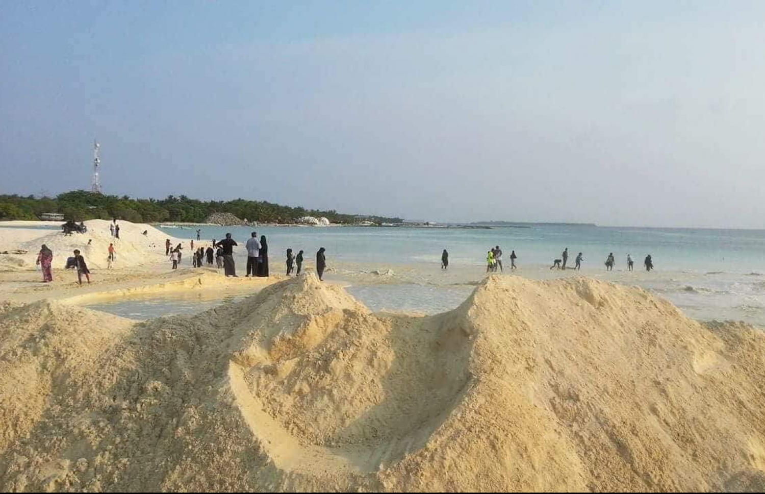 ށ. ފުނަދޫގައި ޑޮމެސްޓިކް އެއާޕޯޓެއް އެޅުމަށް، އެ ރަށުގެ ފަޅު ތެރެއިން އެމްޓީސީސީގެ މަހާޖައްރާފުން ހިއްކި 21 ހެކްޓަރުގެ ސަރަހައްދު ބަލާލުމަށް އެ ރަށުގެ މީހުން އެ ސަރަހައްދުގައި. --ފޮޓޯ: މިހާރު ކިޔުންތެރިއެއް