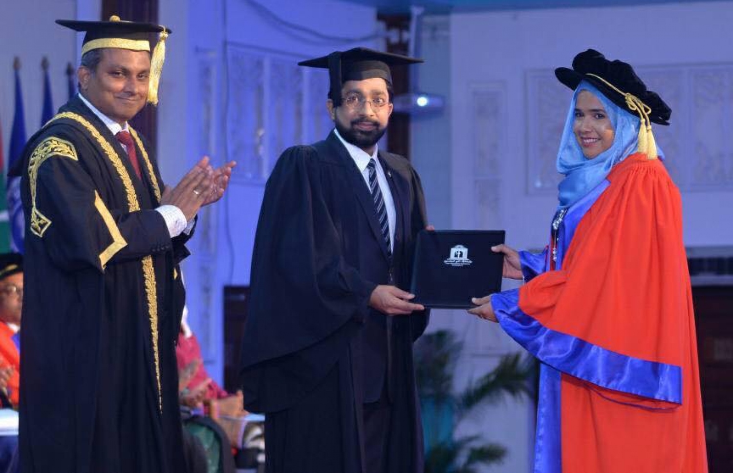 ސުނީނާ ދަސްވެނިވުމުގެ ސެޓްފިކެޓާއި ހަވާލުވަނީ-- ފޮޓޯ: ޔުނިވާސިޓީ