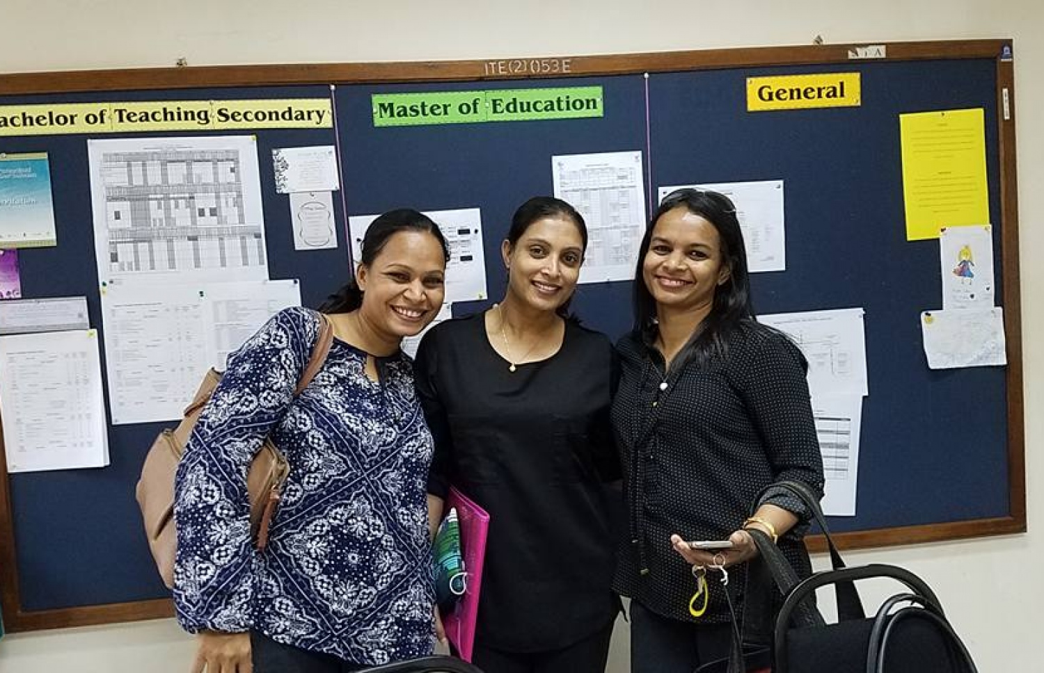 އައިޝަތު (މ) އޭނާގެ އެކުވެރިންނާ އެކު ޔުނިވާސިޓީގައި-- ފޮޓޯ: ފޭސްބުކް