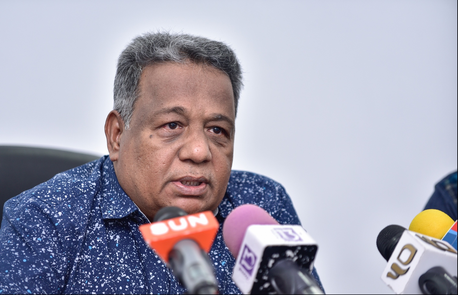 ނޫސްވެރިންގެ ބައްދަލުވުމެއްގައި ރެޑްވޭވް ސަލީމް ވާހަކަ ދައްކަވަނީ. --- ފޮޓޯ: މިހާރު