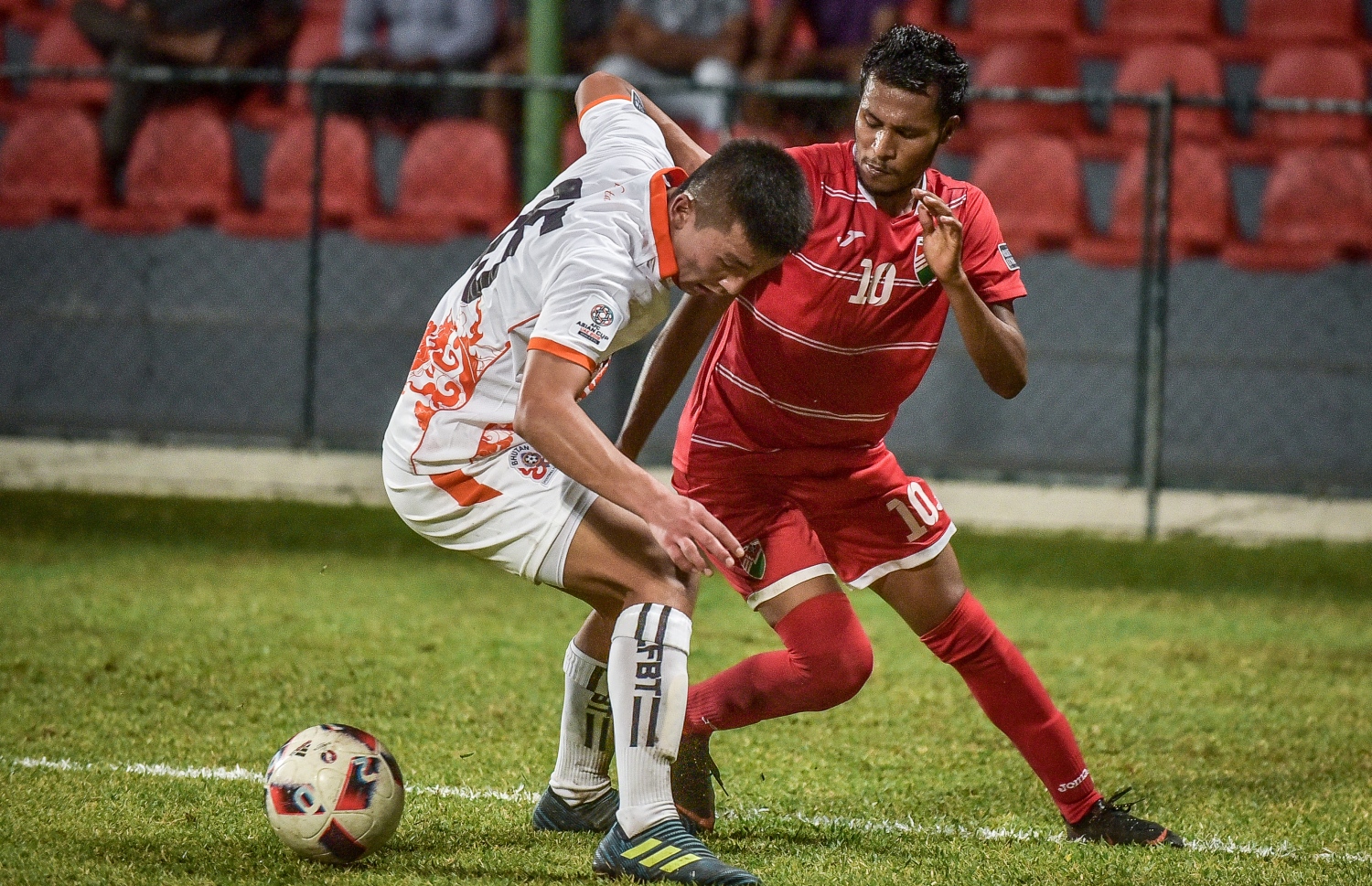 ރާއްޖޭގެ ހަމްޕު (ކ) އަތުން ބޯޅަ ހޯދަން ބޫޓާން ކުޅުންތެރިޔަކު މަސައްކަތްކުރަނީ. –ފޮޓޯ: ނިޝާން އަލީ/ މިހާރު