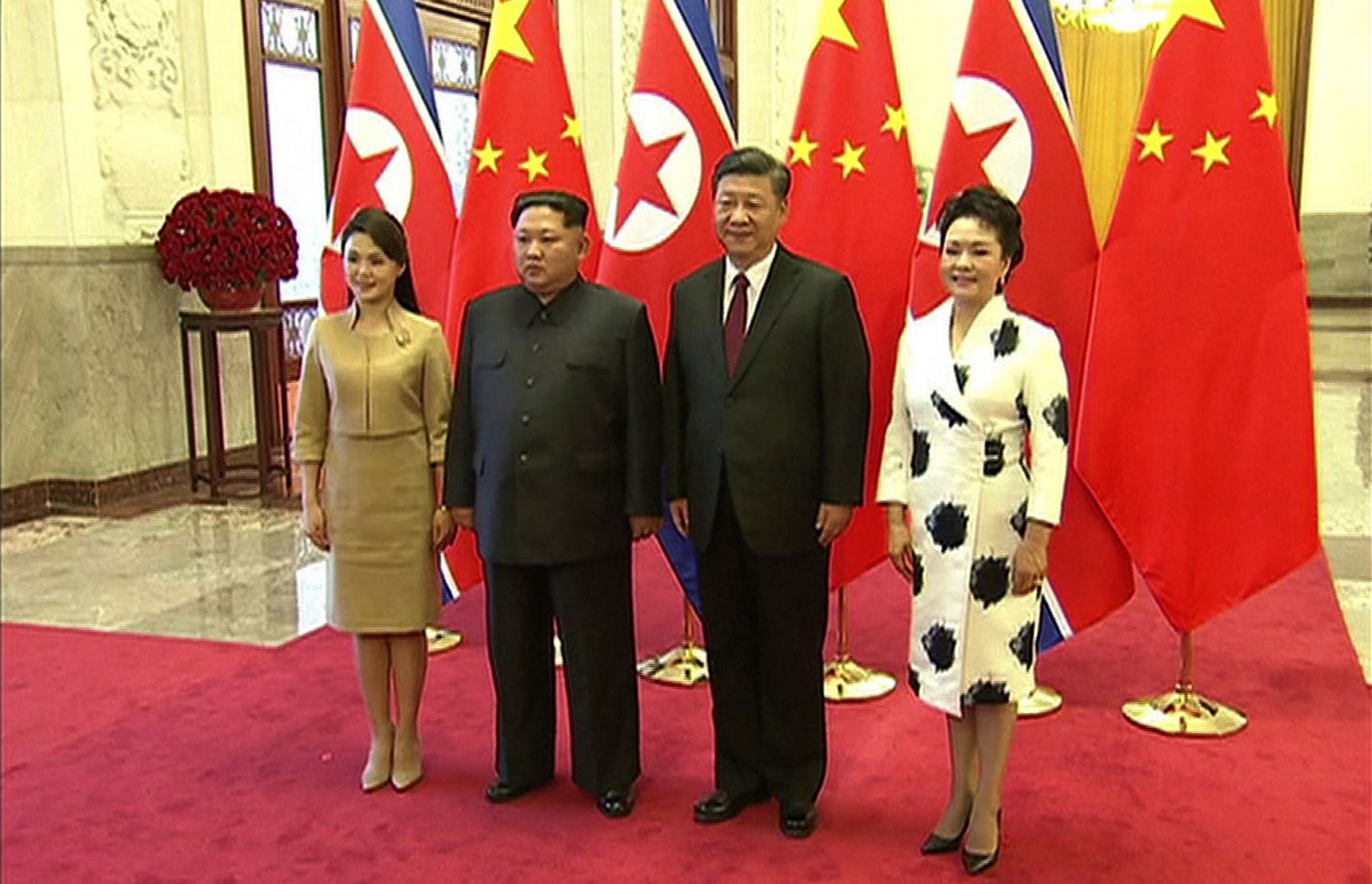 ނޯތު ކޮރެއާގެ ލީޑަރު ކިމް ޖޮންް އުން ޗައިނާ އަށް ވަޑައިގެން އެ ގައުމުގެ ރައީސް ޝީ ޗިންޕިންއާ ބައްދަލު ކުރައްވަނީ. --ފޮޓޯ:އޭއެފްޕީ