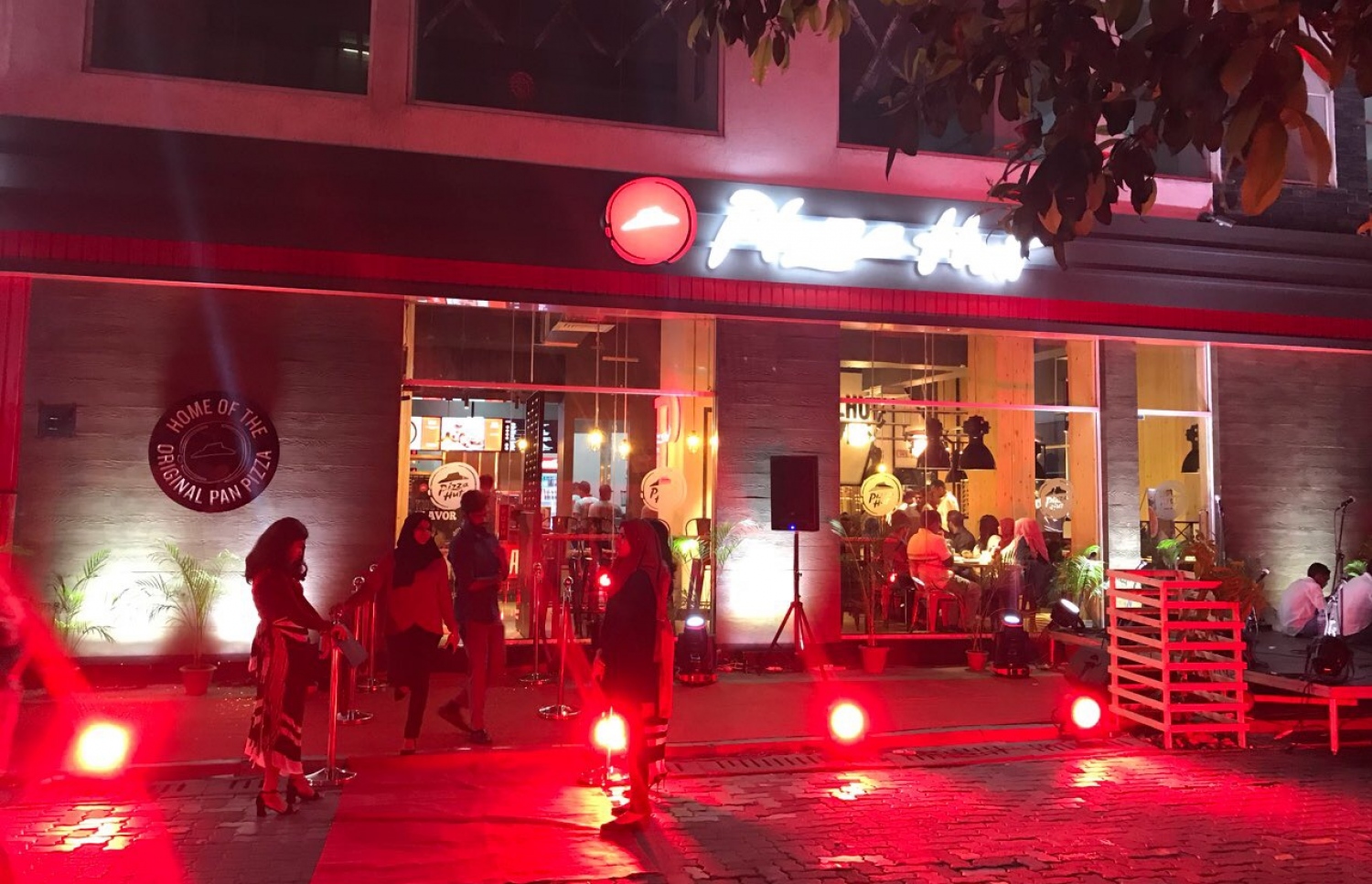 ޕިއްޒާ ހަޓް ހުޅުވުމަށް މިރޭ ބޭއްވި ރަސްމިއްޔާތުގެ ތެރެއިން: މިއީ ރާއްޖޭގައި ހުޅުވި ފުރަތަމަ ޕިއްޒާ ހަޓް ރެސްޓޯރަންޓް. ފޮޓޯ: ޕިއްޒާ ހަޓް