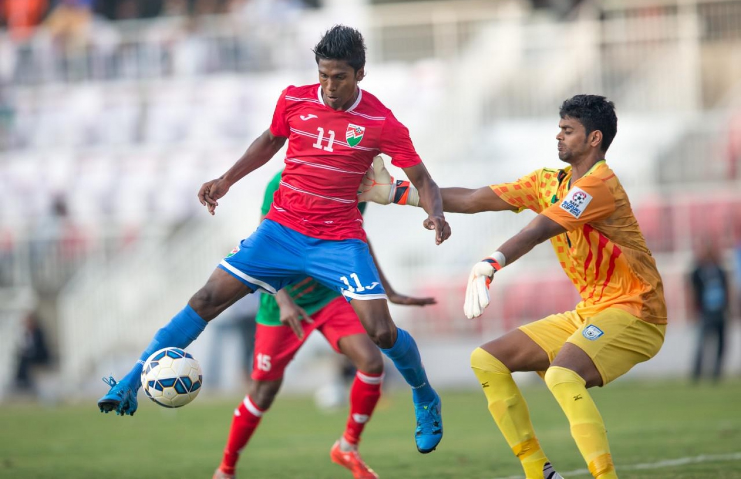 2015 ވަނަ އަހަރުގެ ސާފް ސުޒުކީ ކަޕްގައި ބަދަލު ކުޅުންތެރިއެއްގެ ގޮތުގައި ކުޅެން އަރަައި ދާދު ބަންގްލަދޭޝް ކޮޅަށް ގޯލު ޖަހަނީ. -- ފޮޓޯ: އިމޭޖަސް.އެމްވީ